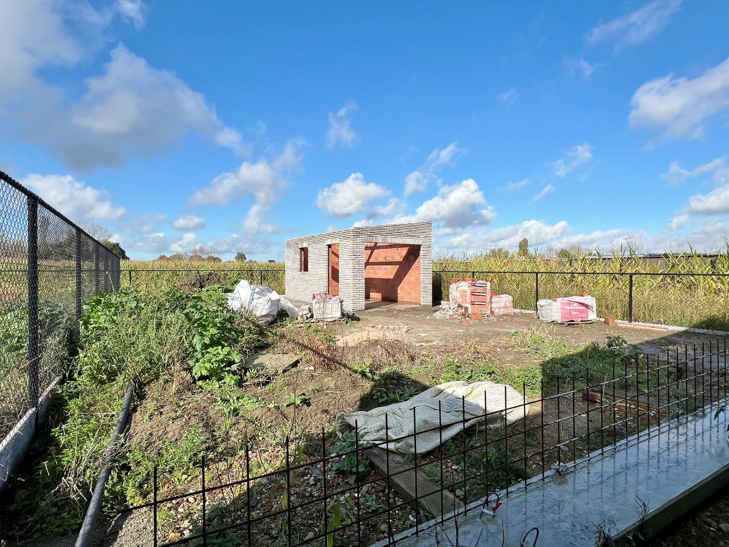 Vernieuwbouw met garage en tuin met open landelijk zicht.  foto 12