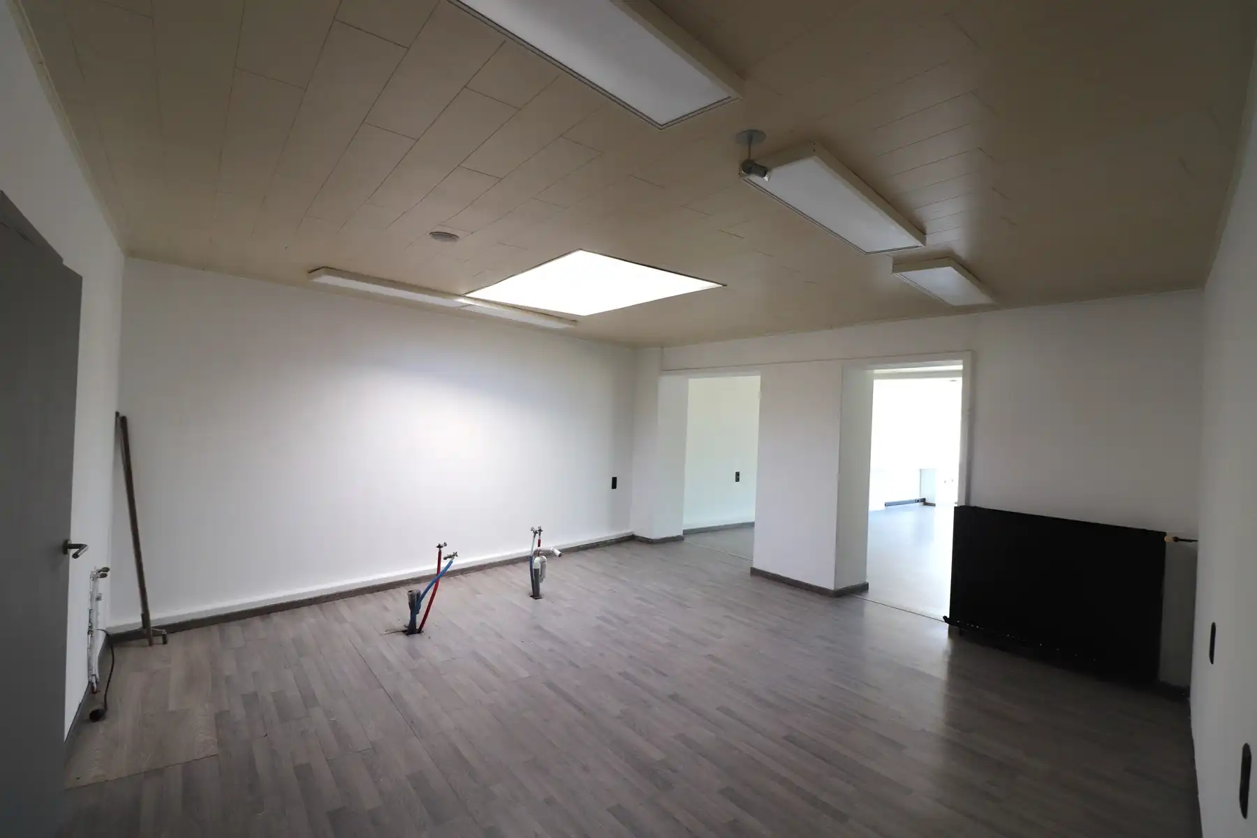 Handelspand met bovengelegen appartement nabij het centrum van Merksplas.  foto 4