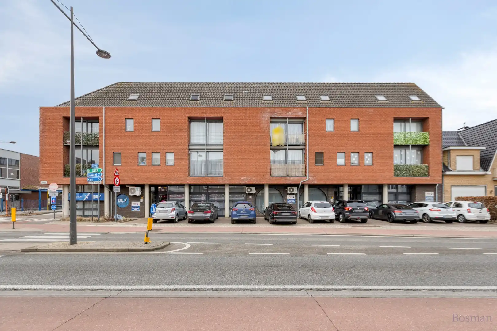 Ruim handelspand te koop in centrum Tessenderlo foto {{pictureIndex}}