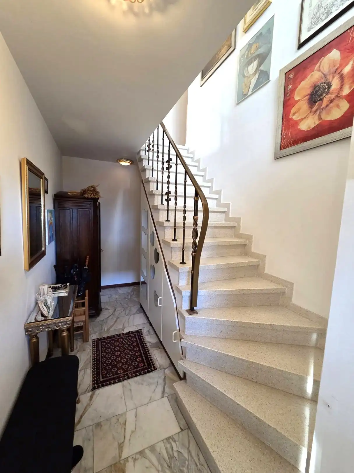 Schitterende 3-gevelwoning met 4 slaapkamers en 2 badkamers. foto 3