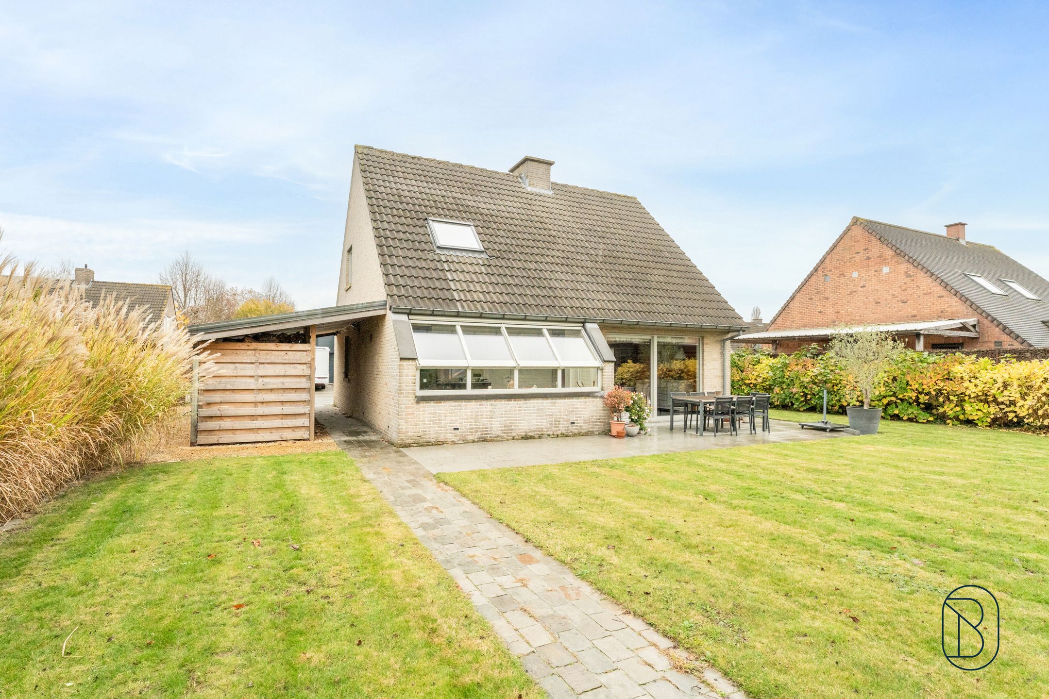 Leuke villa met mooie tuin, garage en zonnepanelen! foto 4