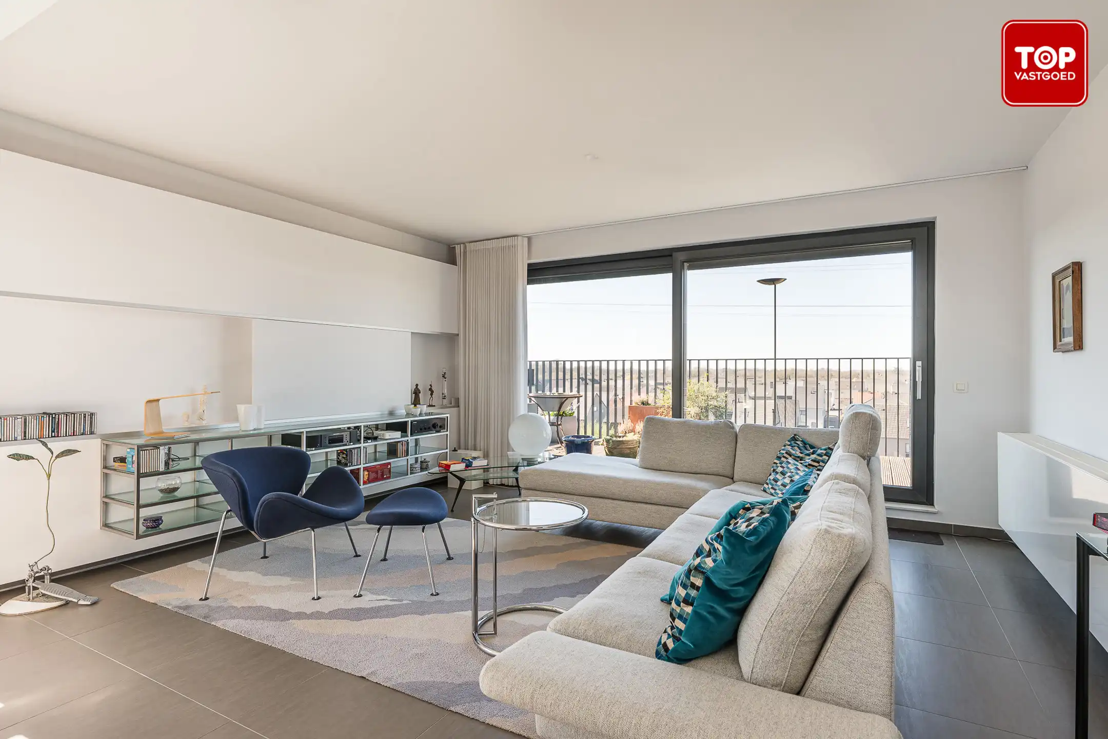 Hoogwaardig afgewerkte penthouse met 45m² terras. 2 slaapkamers, garage en staanplaats!  foto 3