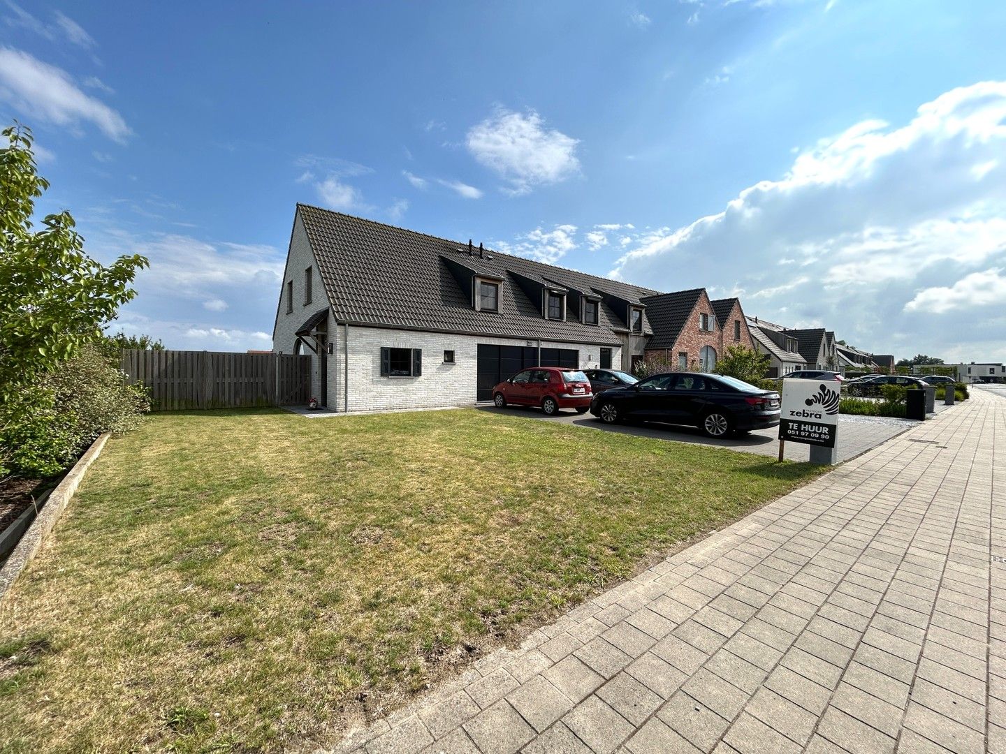 Prachtige HOB met 3 slaapkamers & zuidgerichte tuin te Meulebeke! foto {{pictureIndex}}