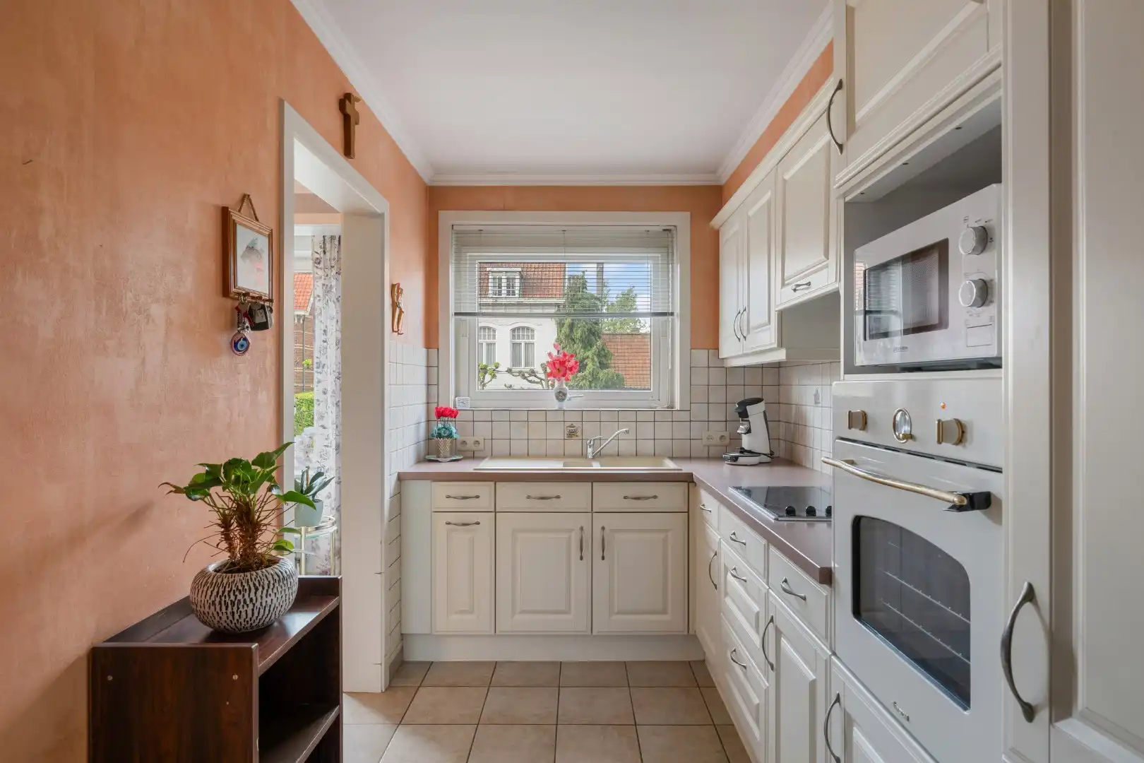 Instapklaar appartement met 2 slaapkamers, balkon en garage in Ieper-centrum foto 4