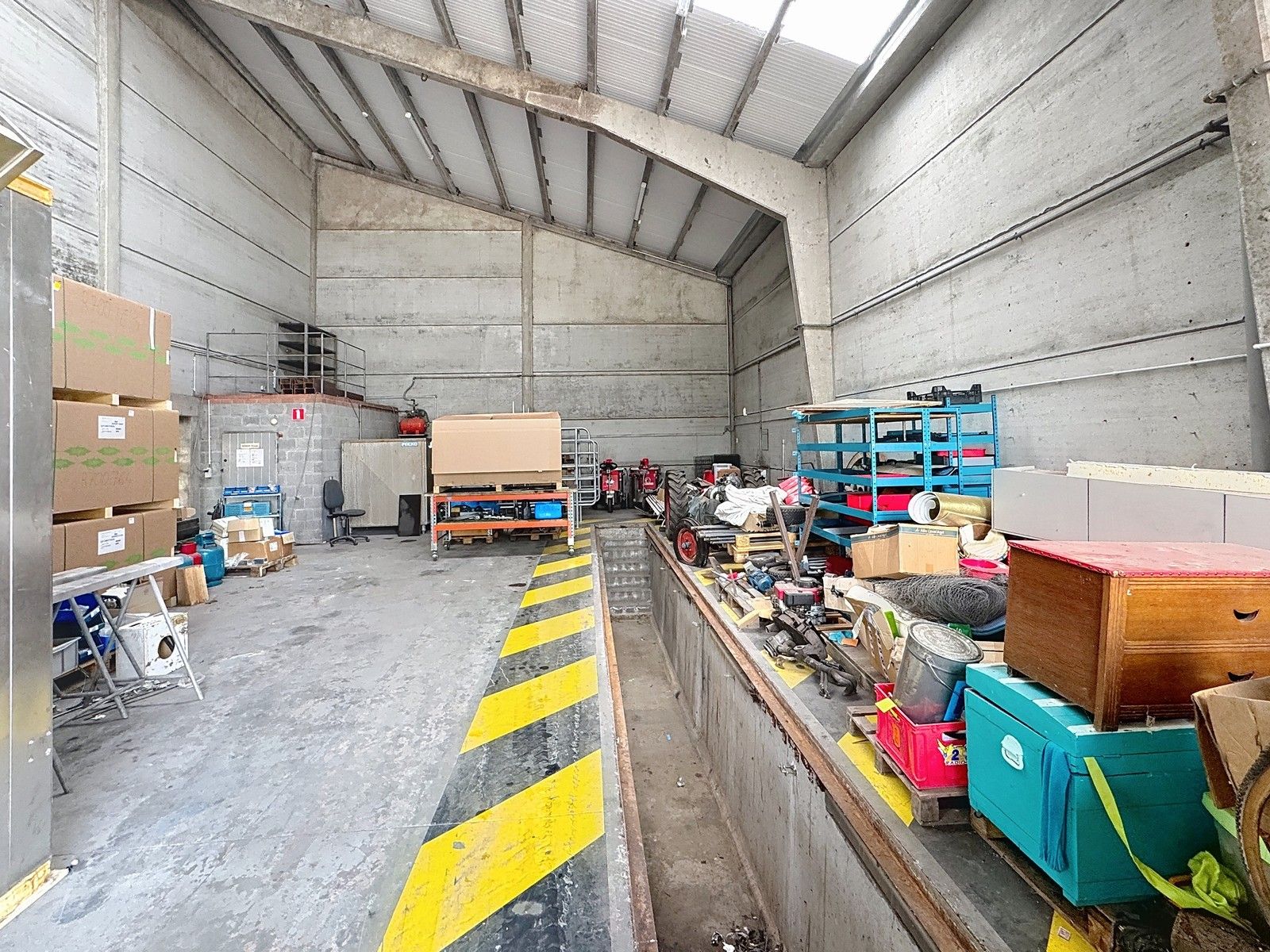 Instapklaar MAGAZIJN (1.250m²), voorzien van 3 elektrische sectionaalpoort, smeerput en verhard terrein (voor- en achterkant) op industriezone te Gistel. foto 7