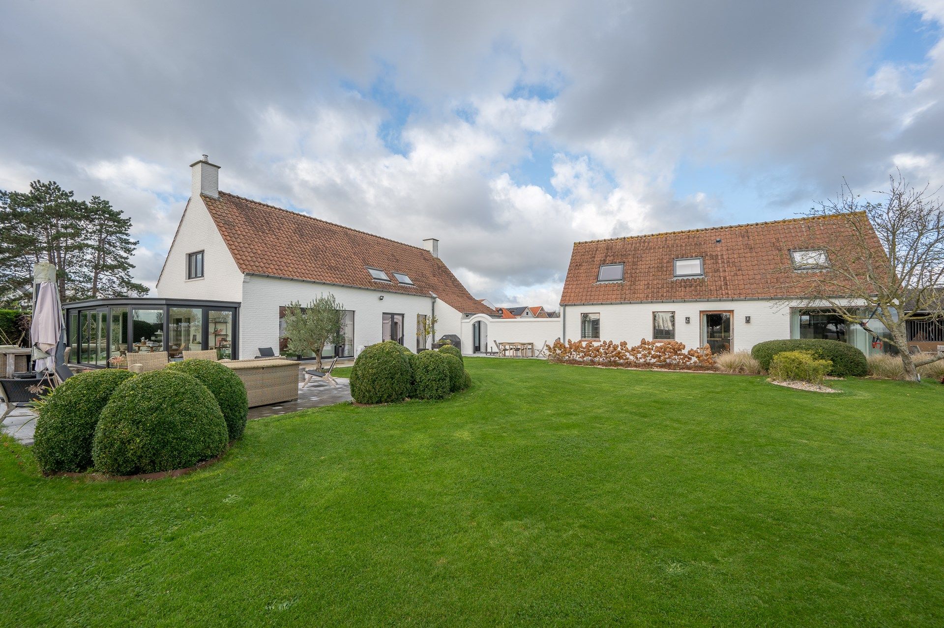 Charmante hoeve met volledig ingericht atelier gelegen op een perceel van ongeveer 5.500 m². foto {{pictureIndex}}