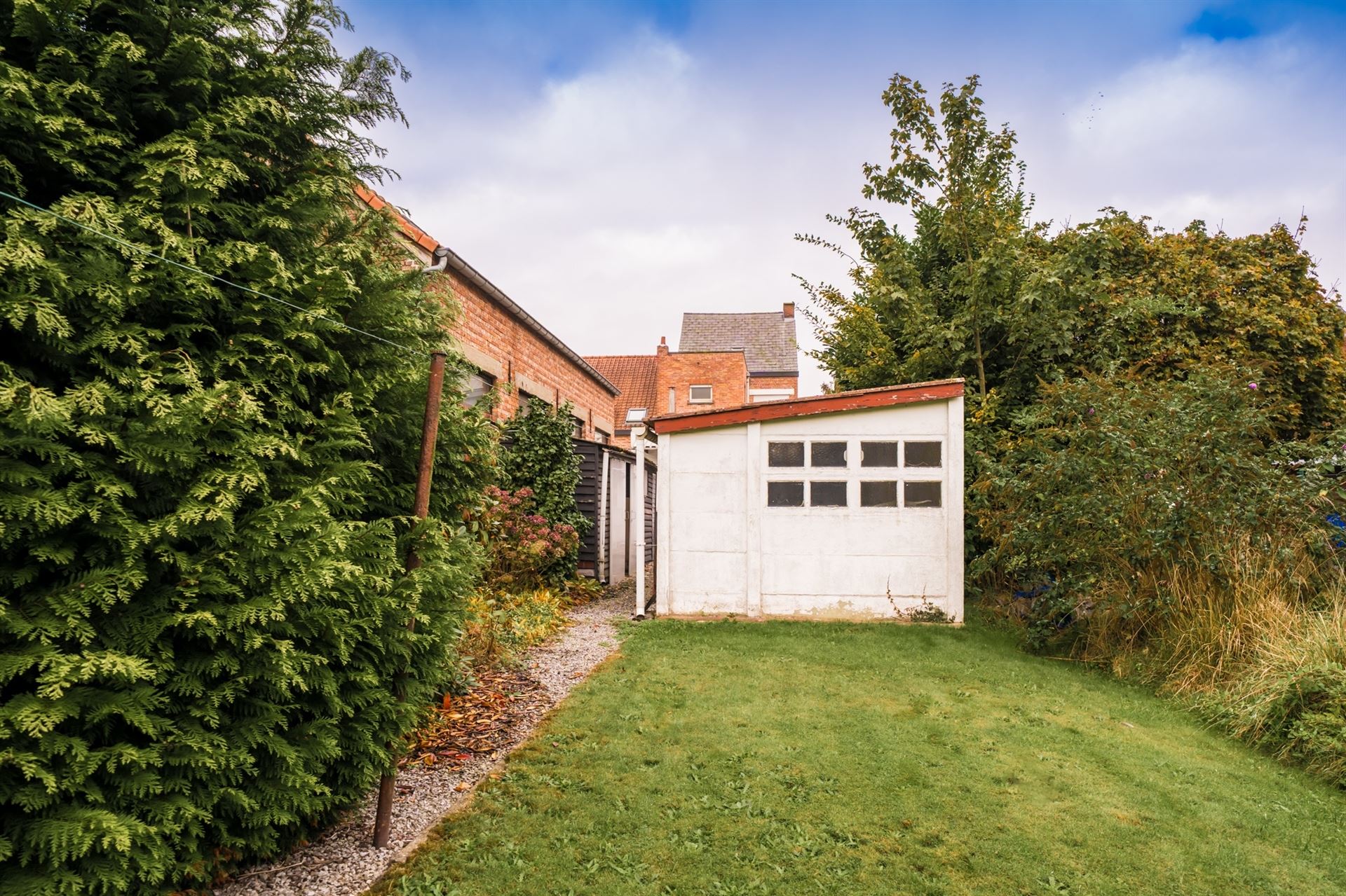 Te renoveren gezinswoning met veel opslagruimte! foto 24