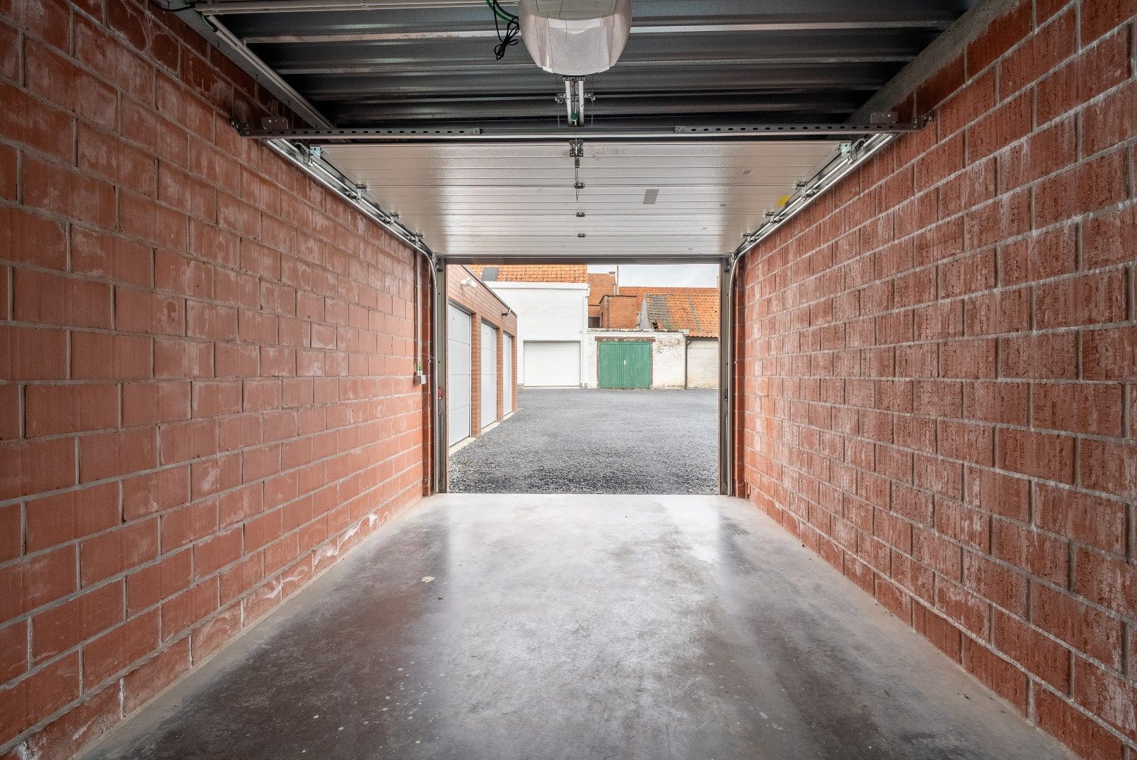 Recentelijk gerenoveerde en energiezuinige woning met uitweg en garage foto 19