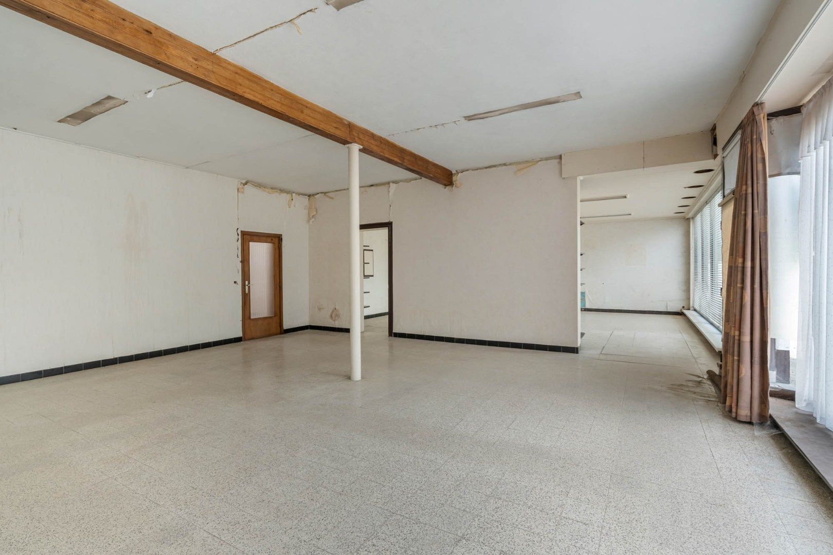 Multifunctioneel gebouw op een zichtlocatie langs een doorgangsweg net buiten het centrum van Bree!  foto 6