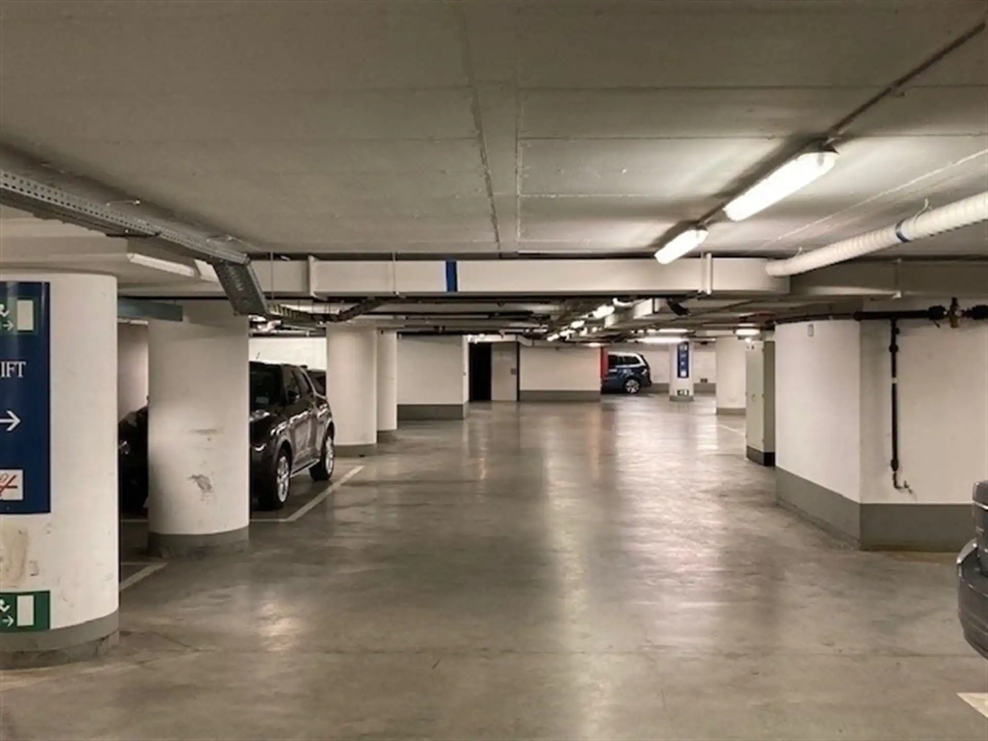 Ruime parkeerplaats kortbij de Europese instellingen       foto 6