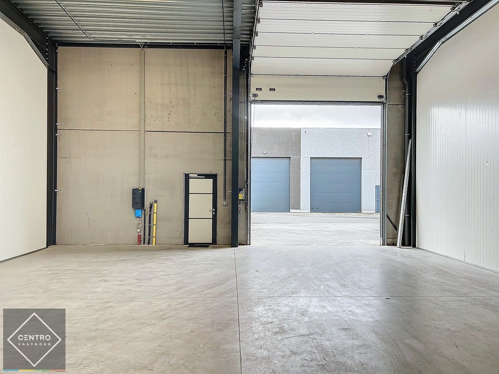 Recente instapklare loods van 257m² TE HUUR met sectionale poort en 2 parkeerplaatsen te Zwevezele (Wingene) ! foto 11