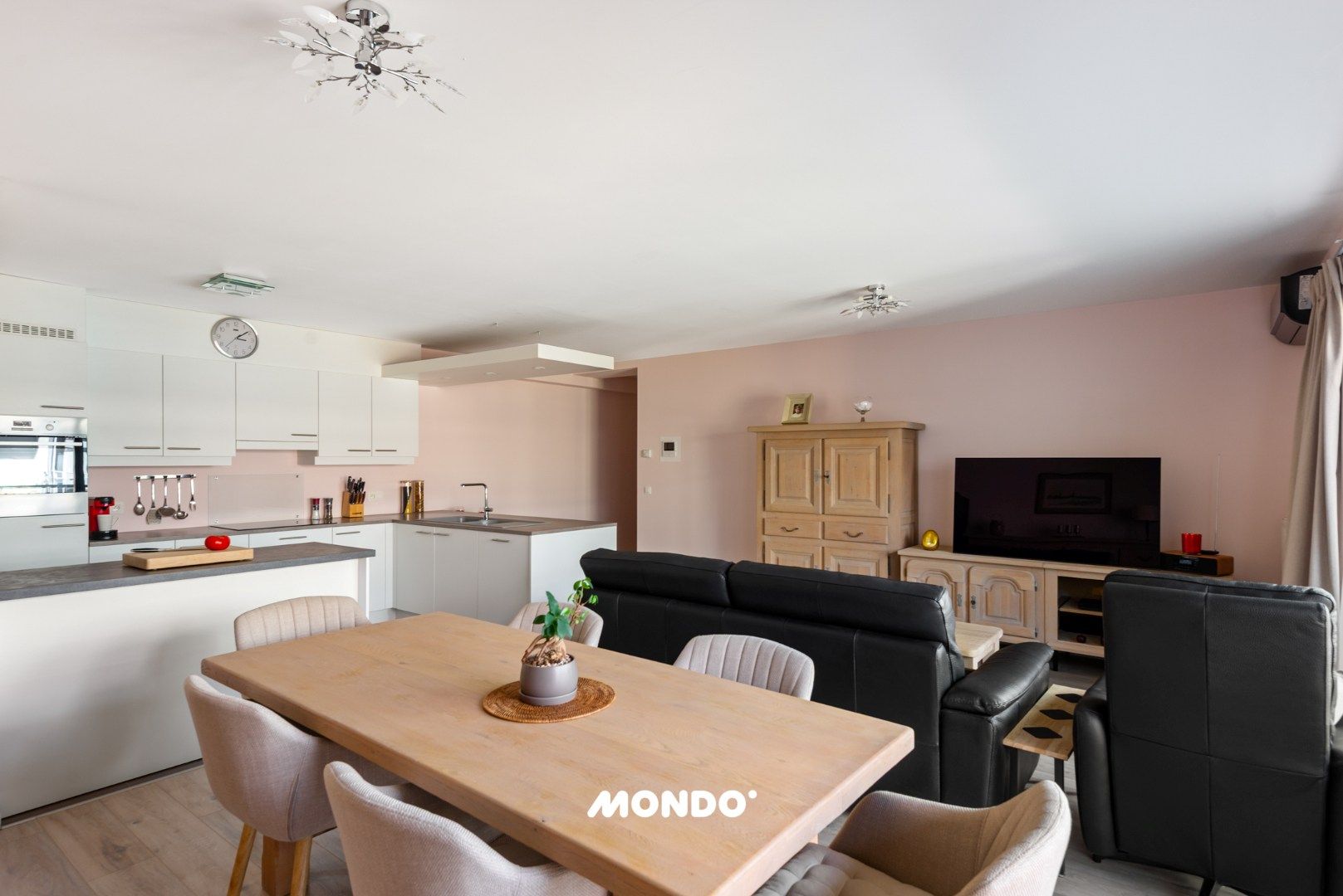 Instapklaar appartement met 2 slaapkamers! foto {{pictureIndex}}
