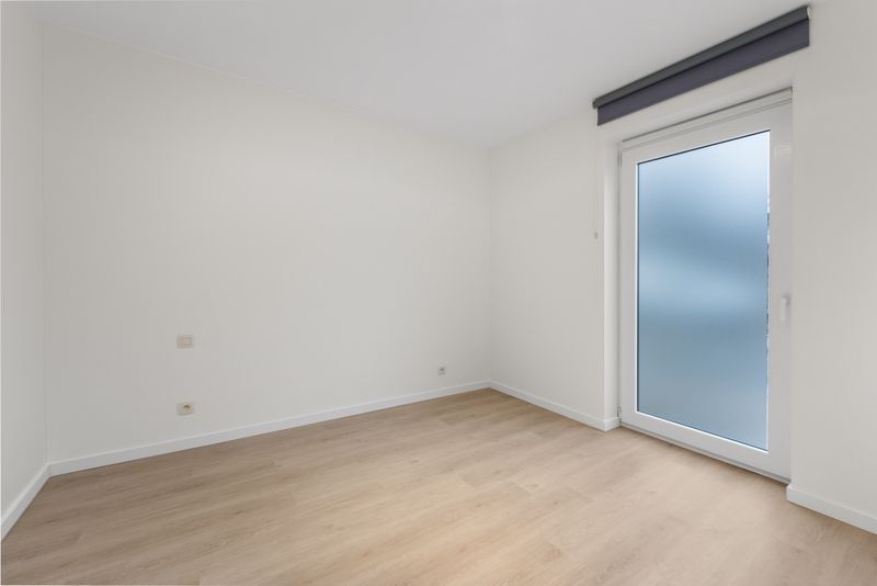 Roeselare-Centrum – UNIEK woonconcept gelijkvloers appartement met tuin, terras & garage in hippe wijk OVERSTATIE foto 9