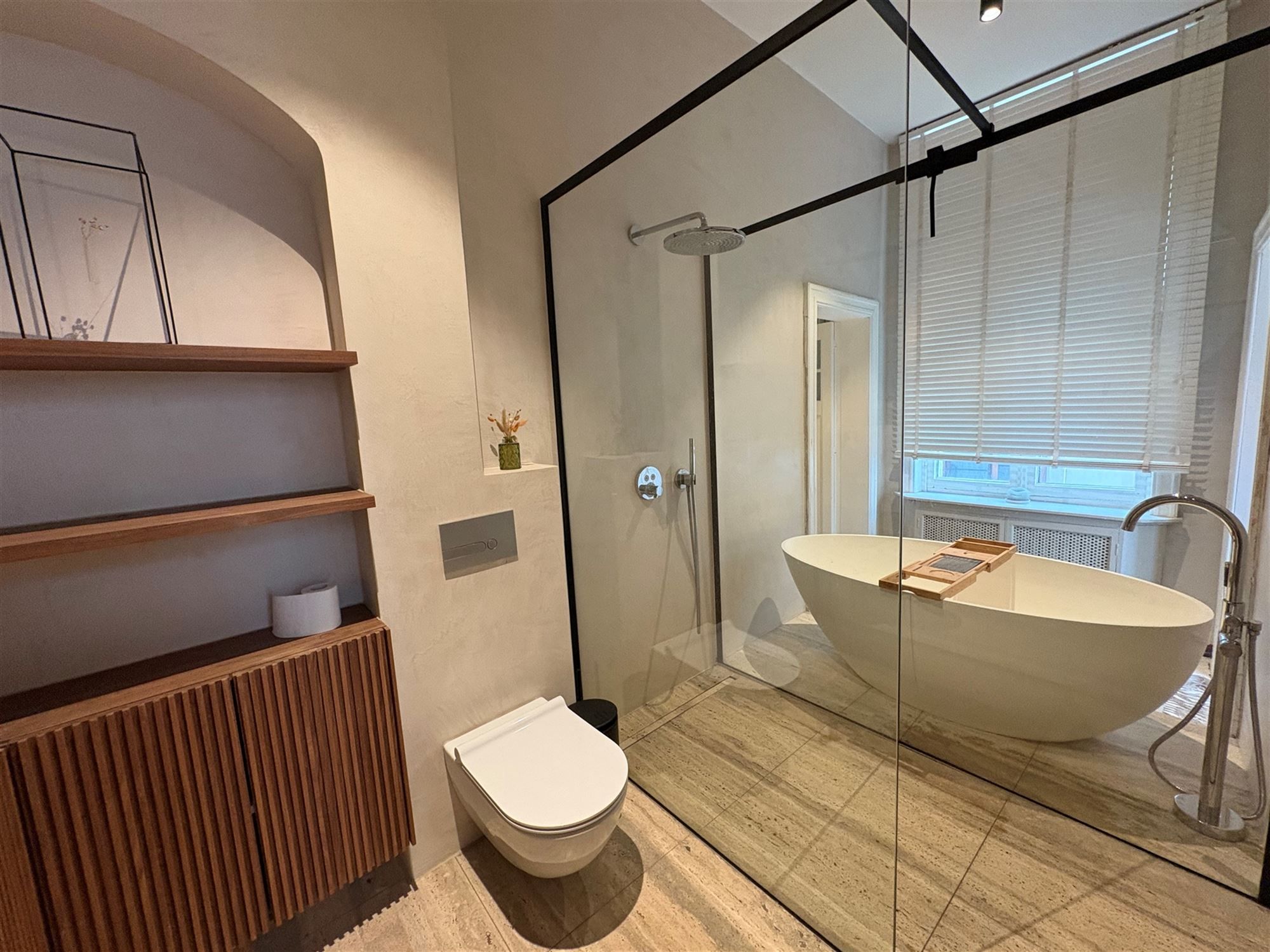 Gemeubeld (All-inclusive) 1 - slaapkamer appartement - contract 4 tot 6 maanden met ondergrondse autostaanplaats. foto 11