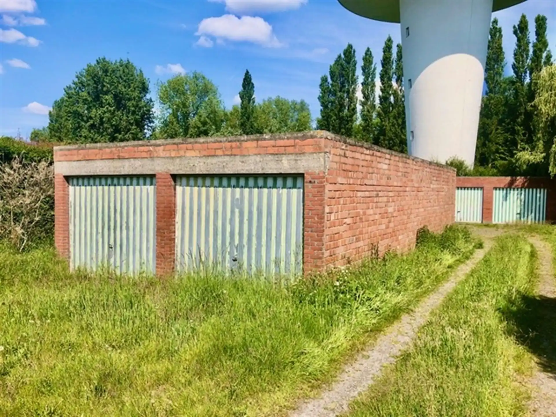 Bouwgrond met 11 garages foto 3