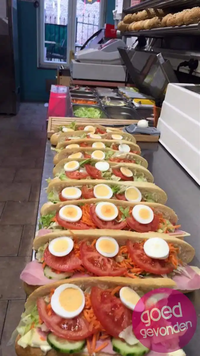 Handelsfonds - ijs en broodjesbar - parking - terras foto 31