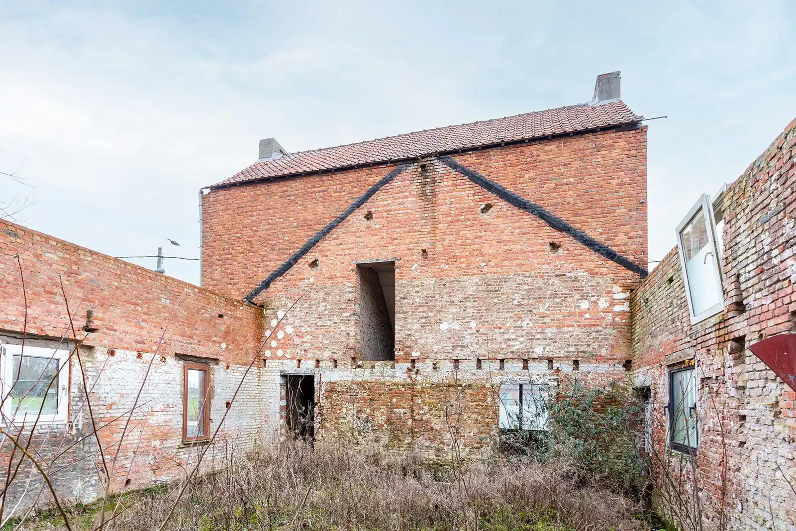 Te renoveren woning met enorm potentieel in het groene Humbeek foto 5