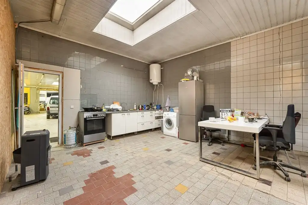 Magazijn met woning foto 3