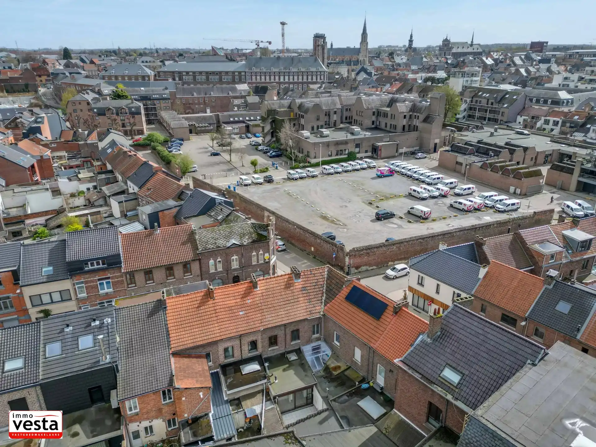 Op te knappen stadwoning op goede locatie foto 24