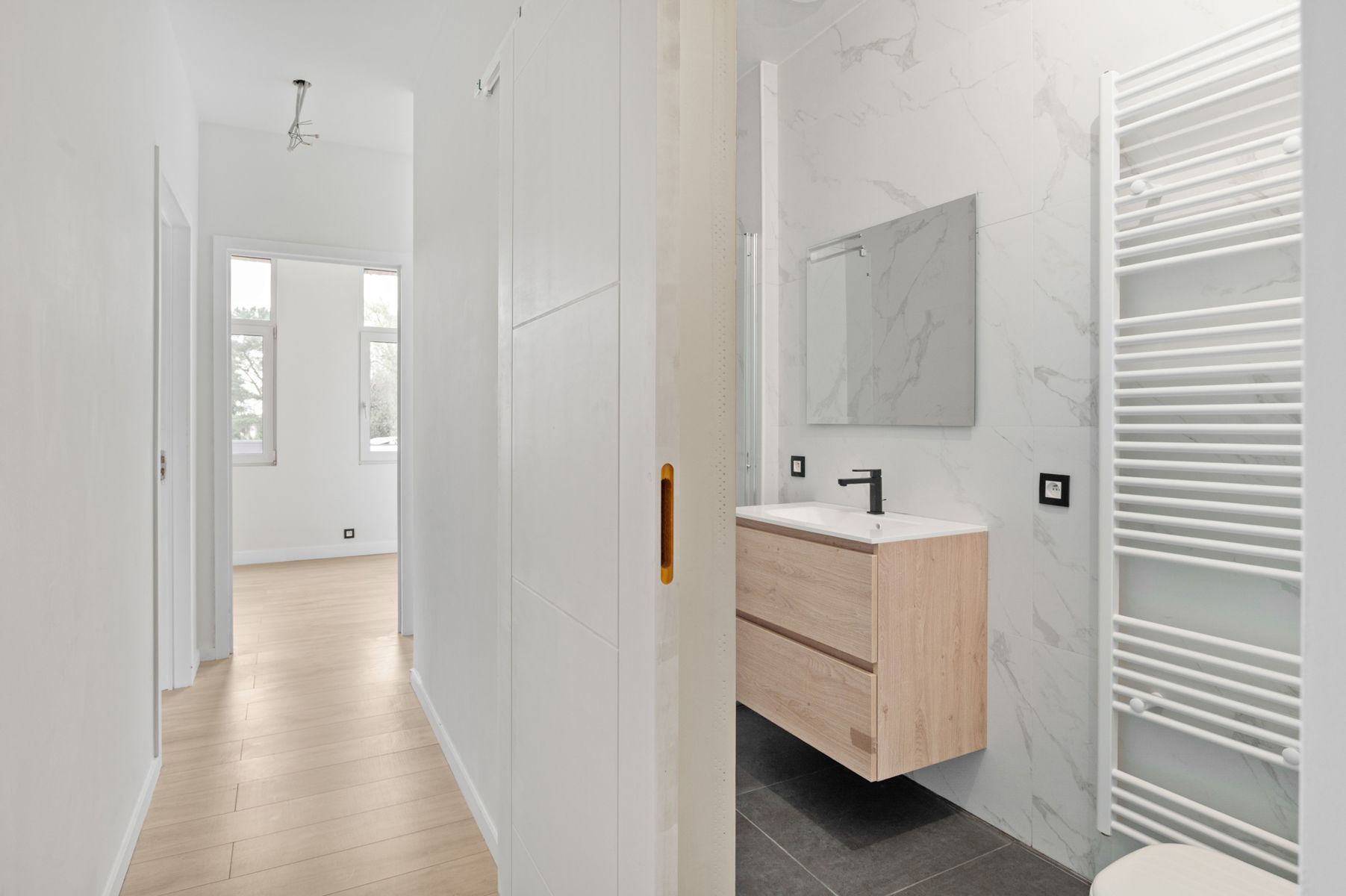 Luxe gerenoveerde woning met 4 slpk en garage foto 15
