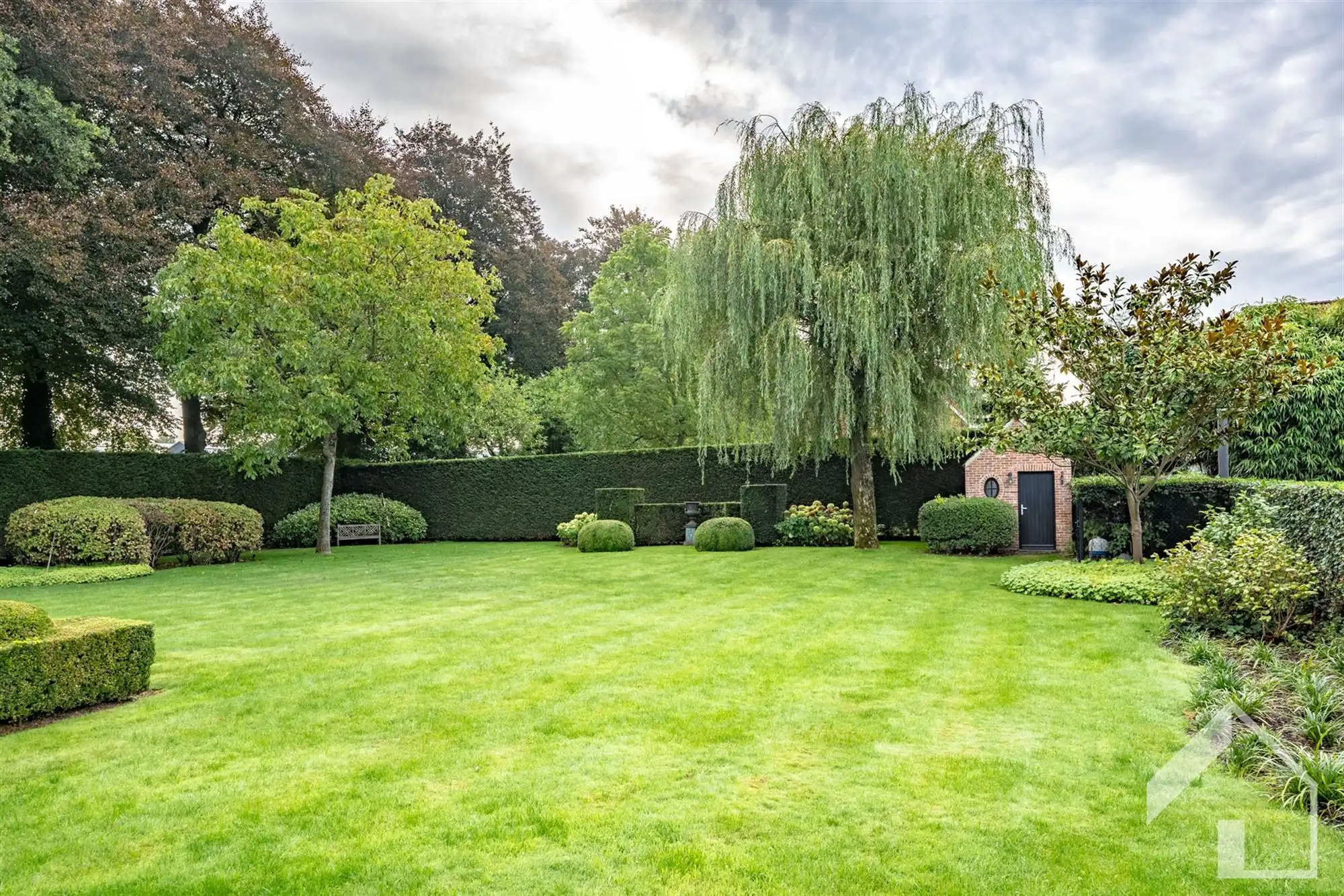 Exclusieve villa met loods, prachtige tuin en topafwerking op ruim 7.400 m²  foto 3