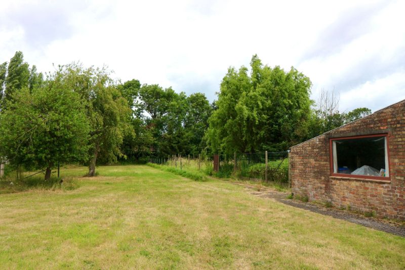 Ruime en lichtrijke woning met bouwgrond centraal gelegen foto 29