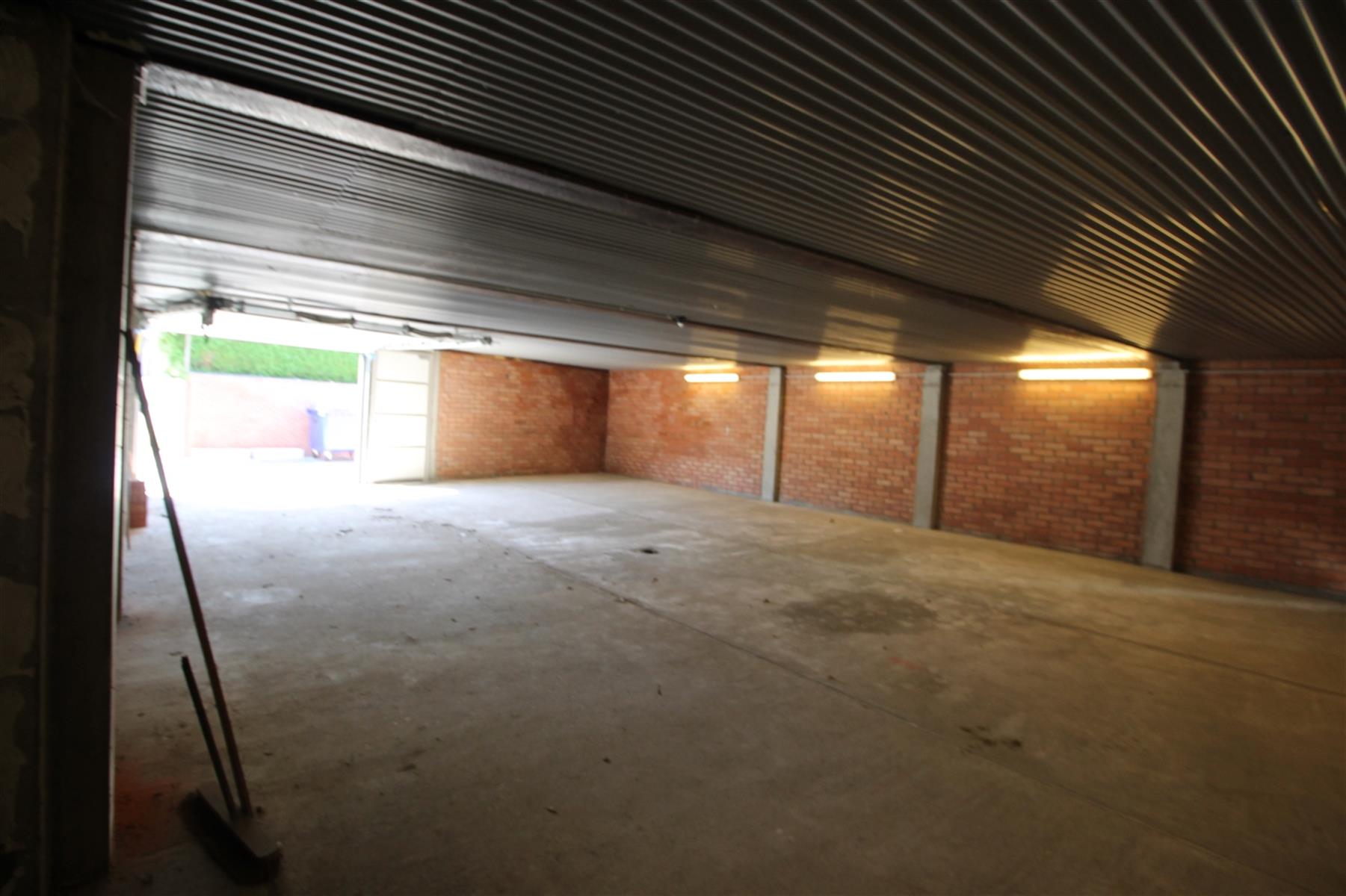 Opslagruimte in L--vorm van ongeveer 200m² links achteraan - met de opslagruimte rechts achteraan. foto 5