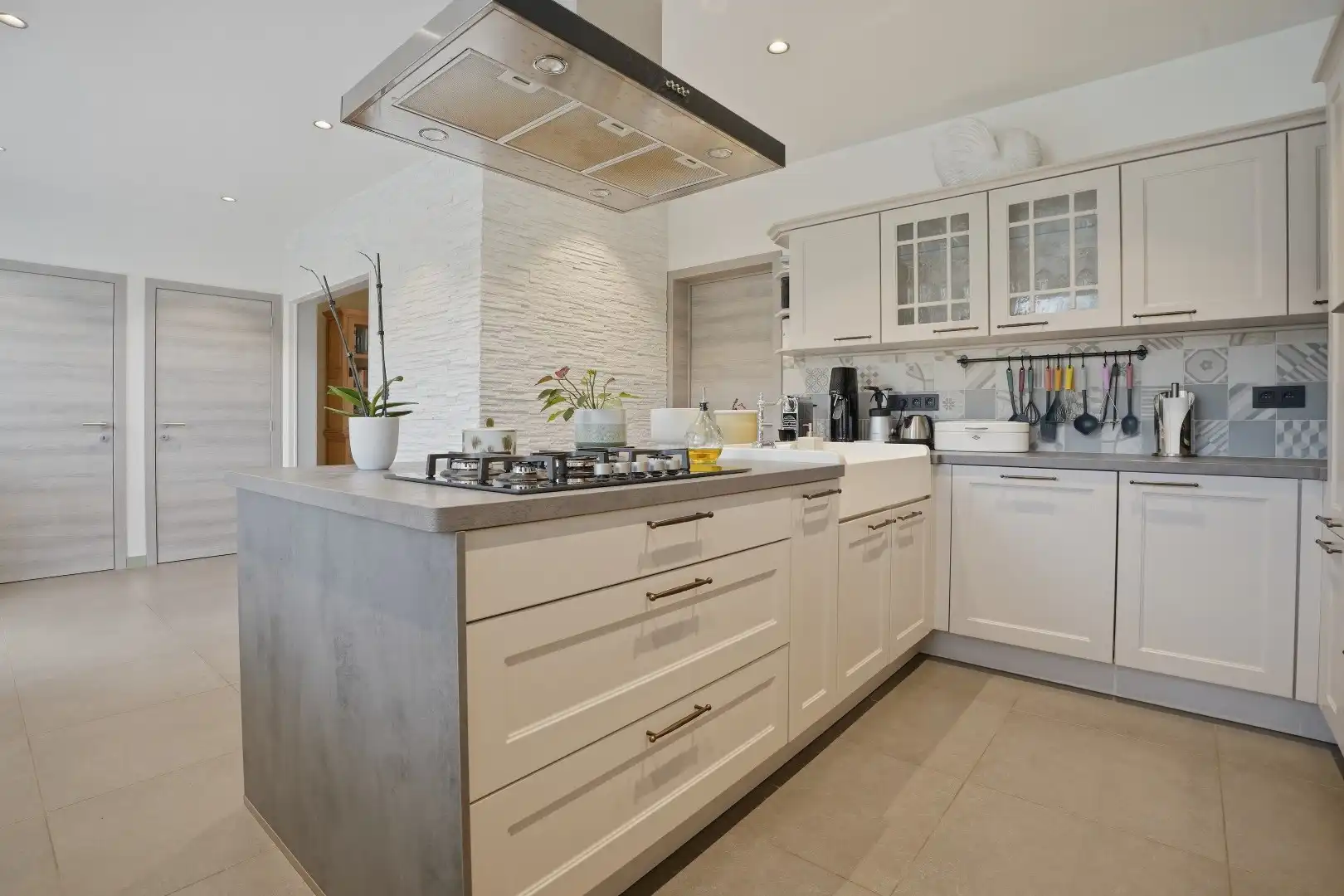 Ruime en instapklare rijwoning in het hart van Nieuwpoort op 284 m² met garage en nieuwe oprit! foto 6