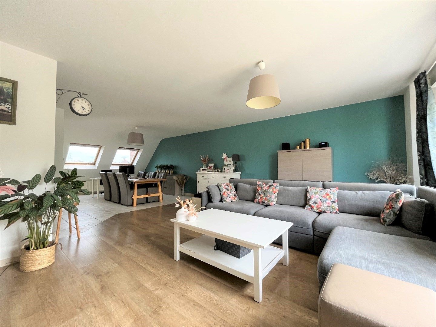 Riant dakappartement met terras en garage foto 2