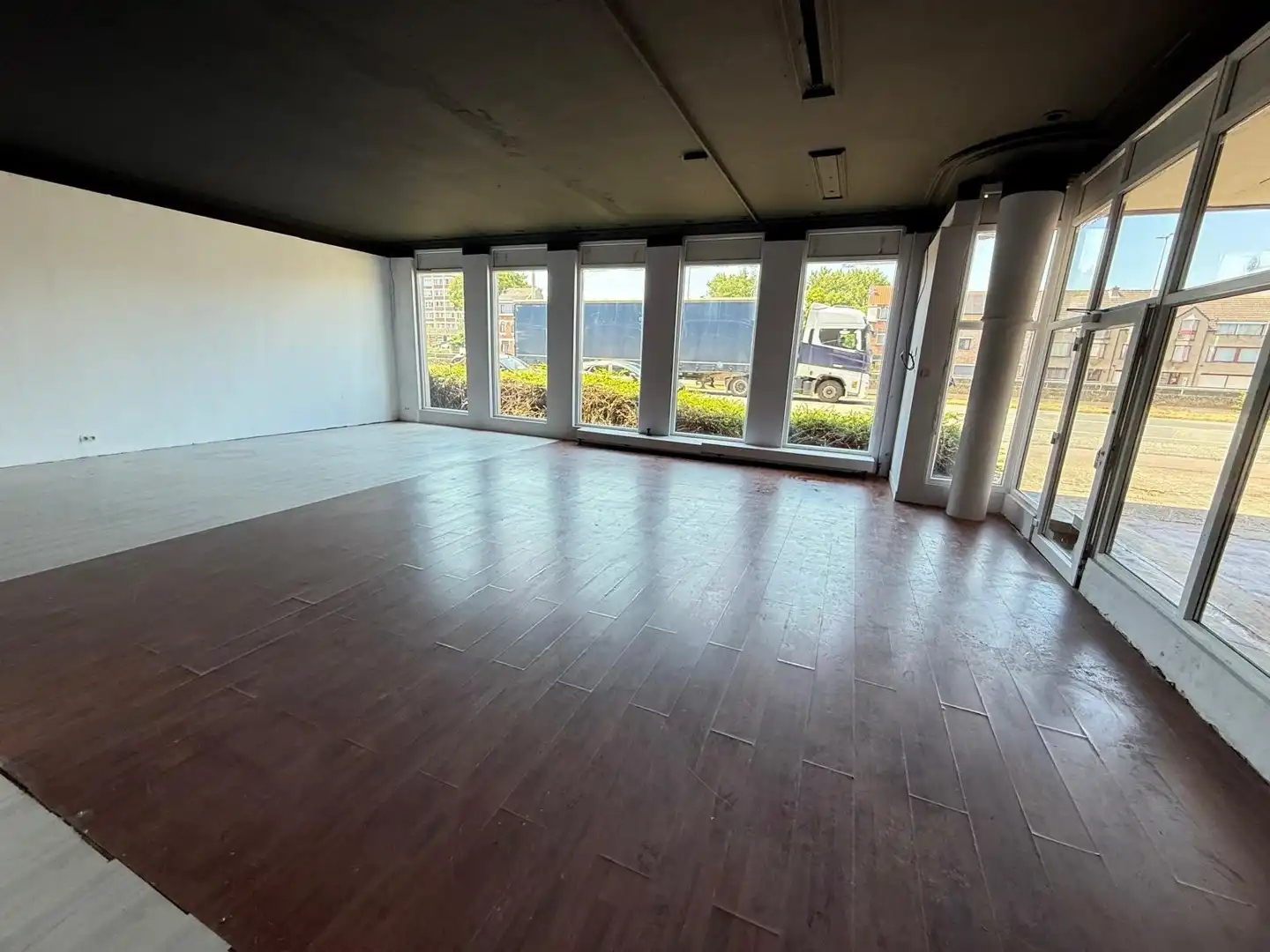 Gelijkvloerse winkelruimte van +/- 136 m² op uitermate centrale ligging in de onmiddellijke nabijheid van grote verbindingswegen. Algemene onkosten : € 100/mnd.
Beschikbaarheid overeen te komen. foto 5