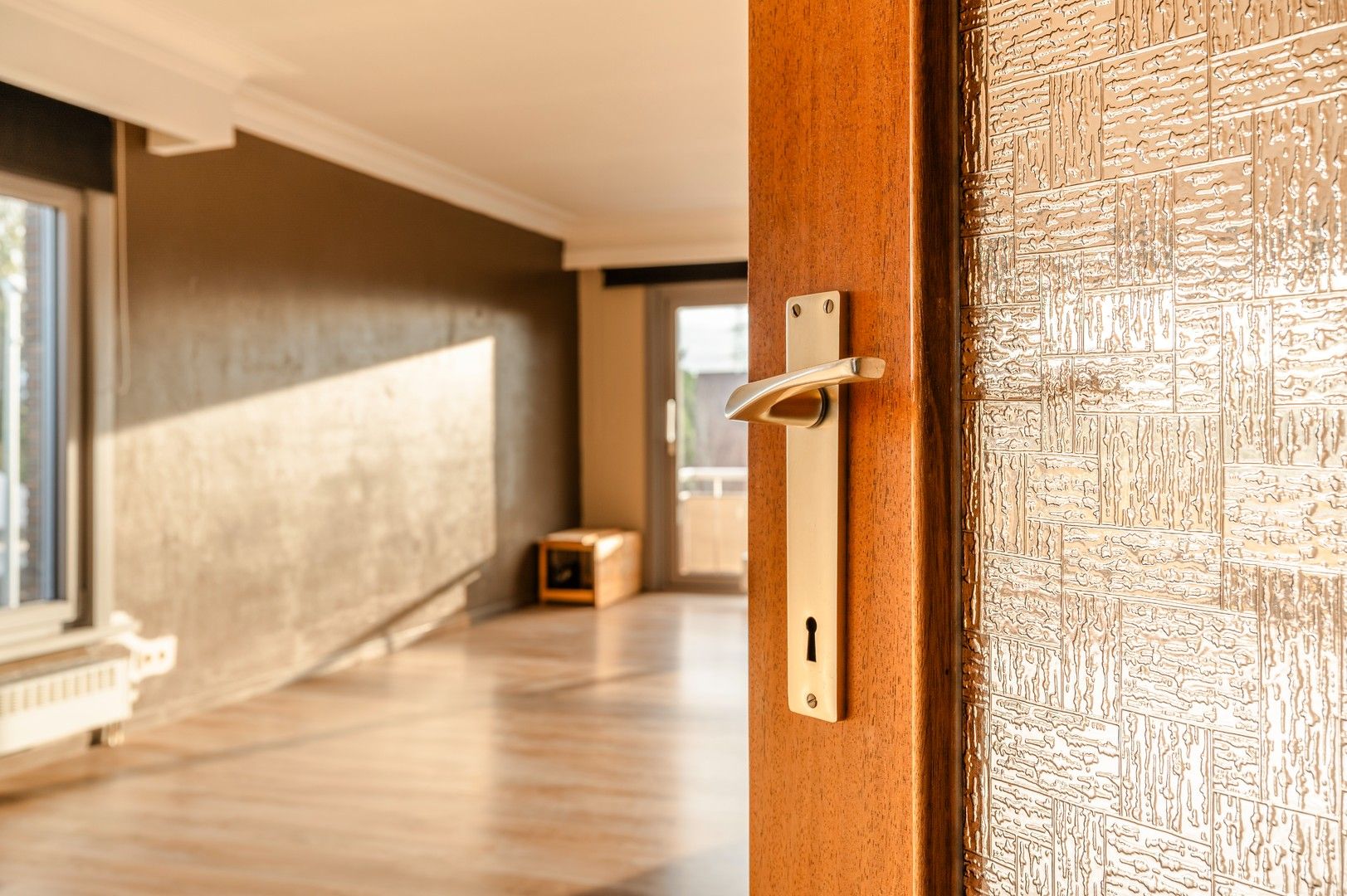 Ruim en lichtrijk appartement met garage foto 4