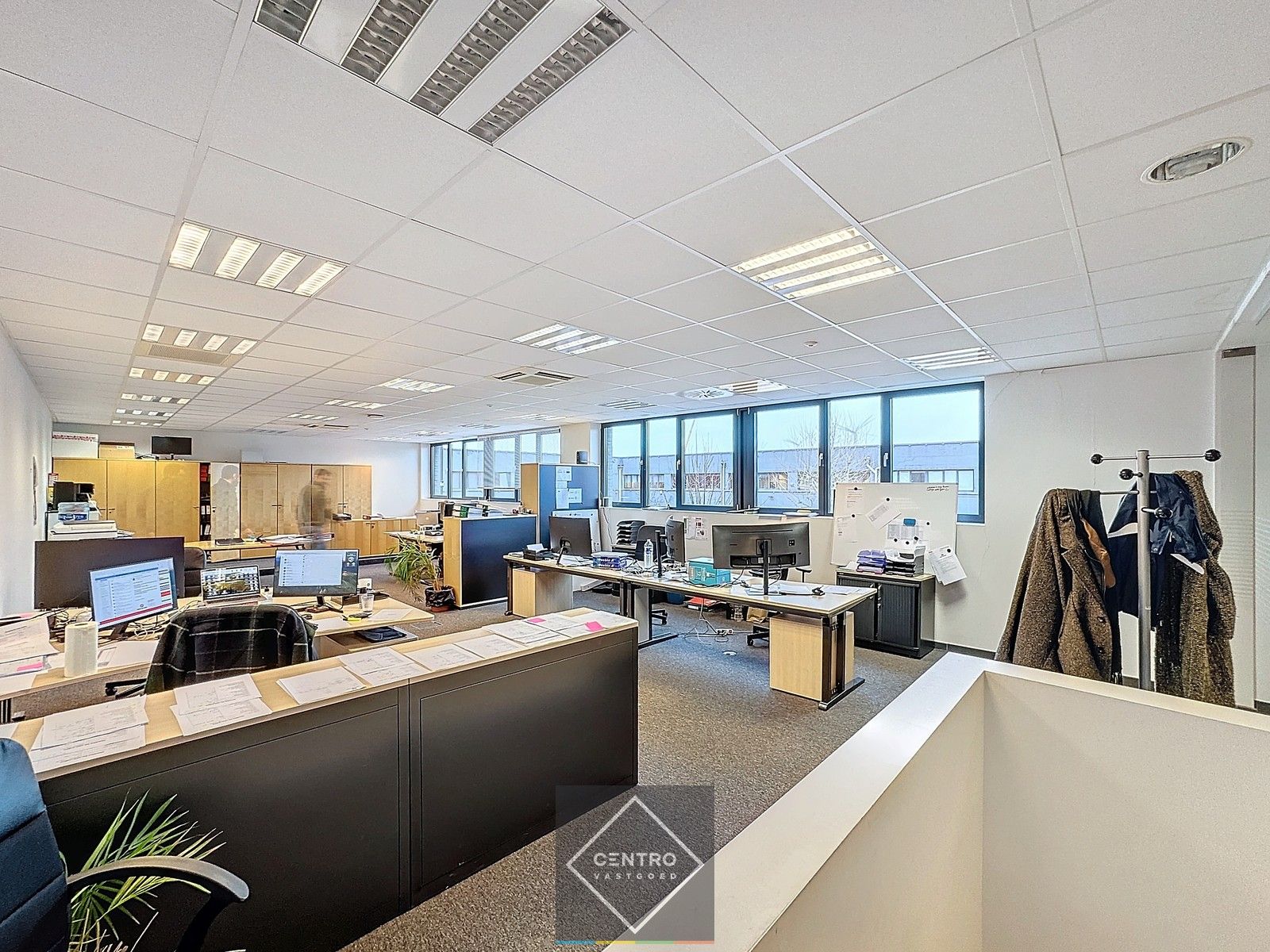 Instapklare KANTOREN (250m²) met 6 private parkeerplaatsen voor de deur te Brugge! Ideale uitvalsbasis naar kust en binnenland! foto {{pictureIndex}}
