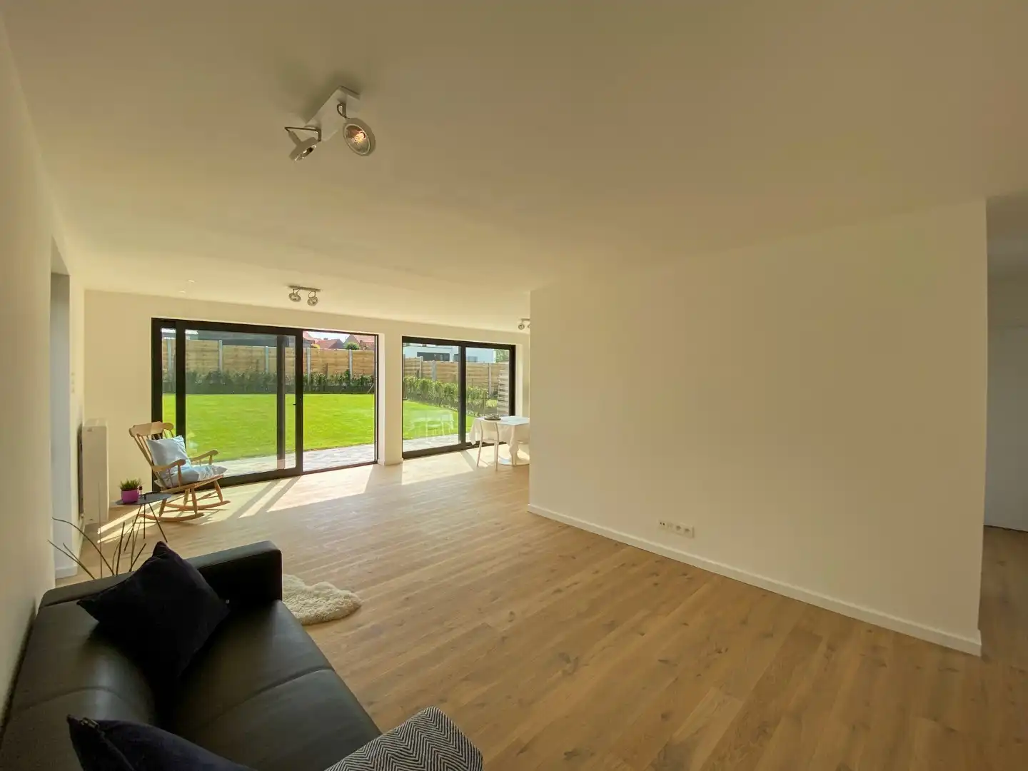 Recente woning met 3 slaapkamers, ruime oprit en tuin foto 3