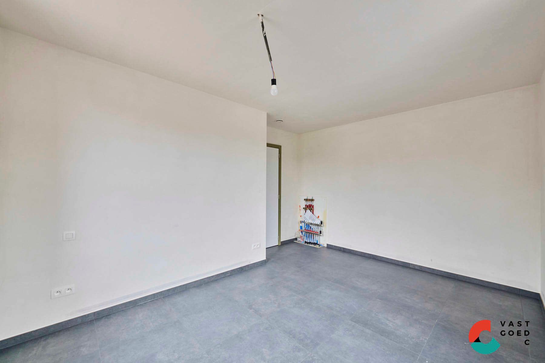 Nieuwbouwwoning in pastorijstijl met aangelegde tuin foto 8