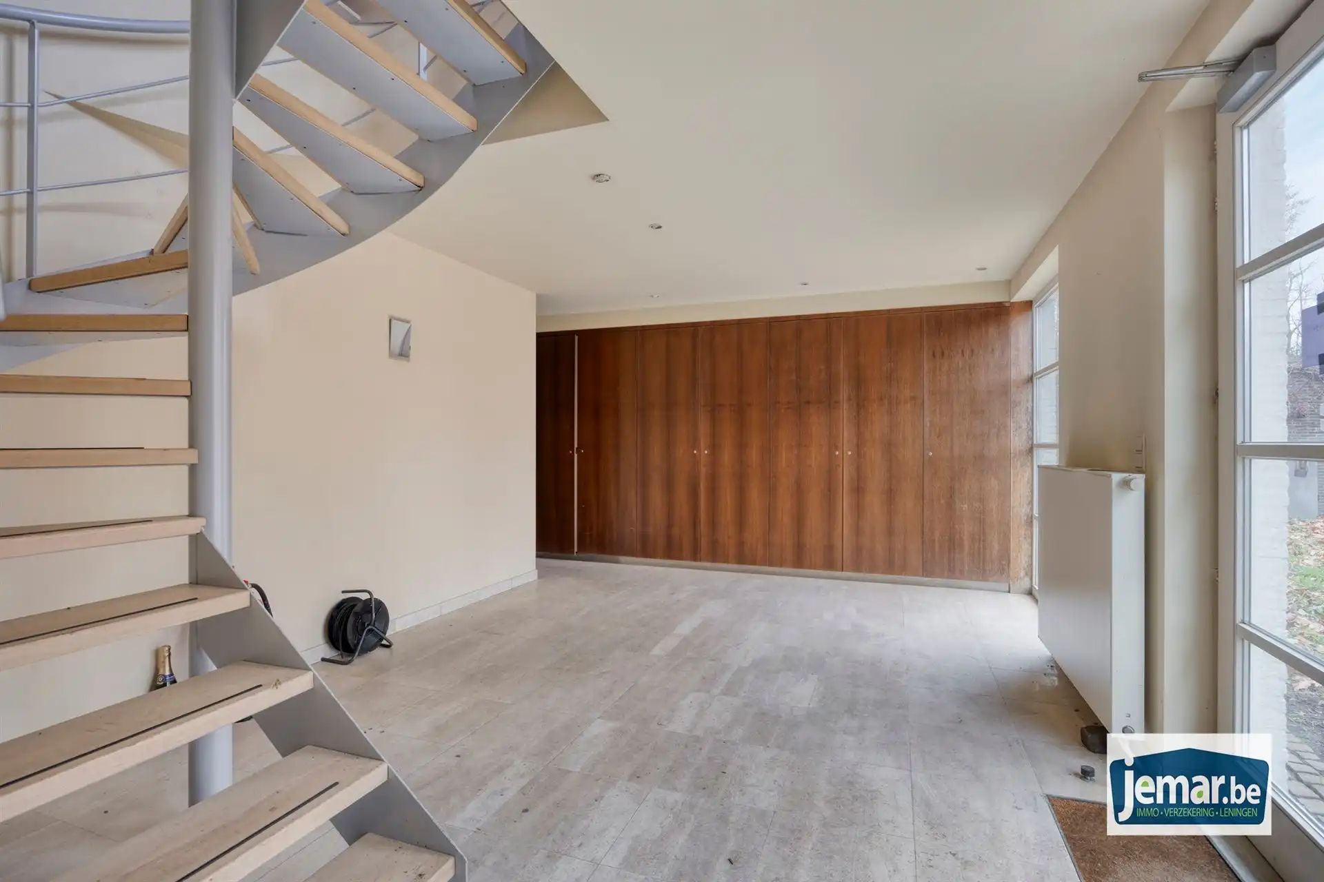 Villa met professionele opslagruimte, kelder en kantoorruimtes. foto 31