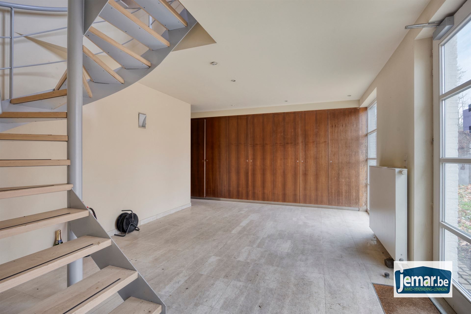 Villa met professionele opslagruimte, kelder en kantoorruimtes. foto 31