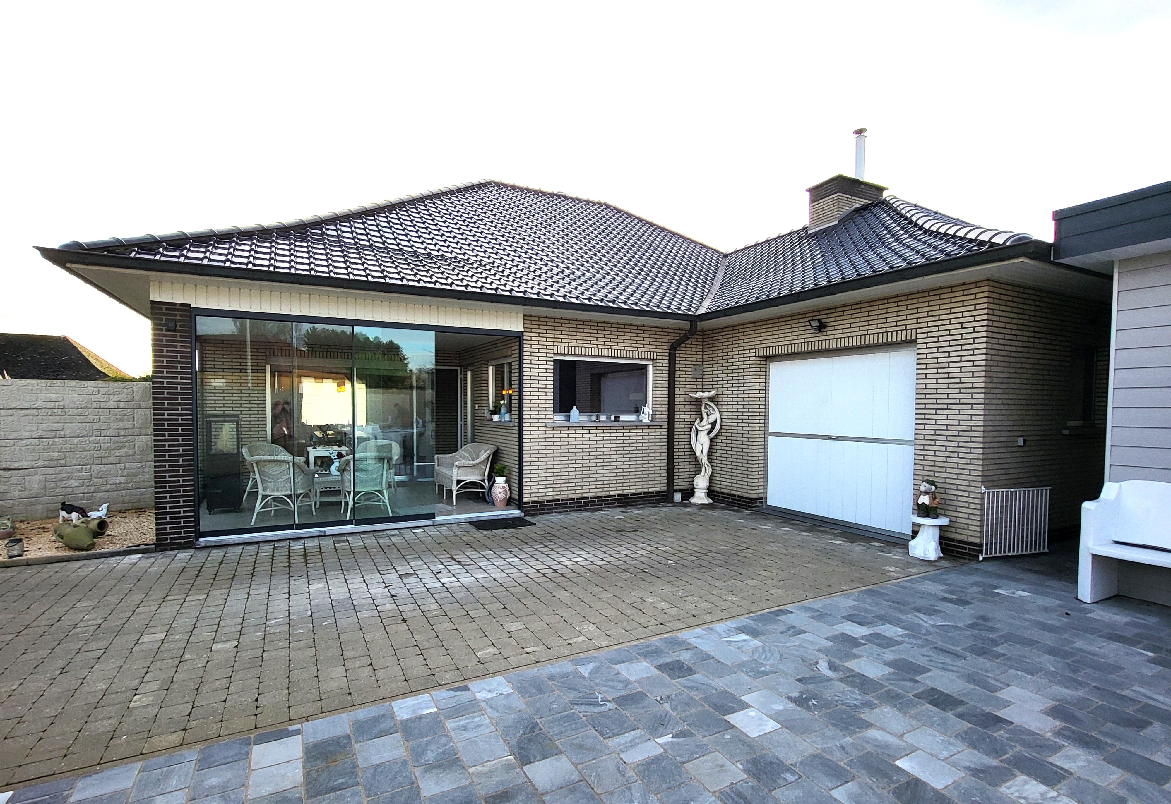 Instapklare villa op een perceel van 648 m² met dubbele garage, veranda en tuin.  foto 6