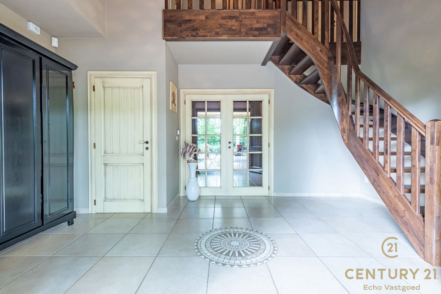 Riante villa met 5 slaapkamers, 4 badkamers en binnenzwembad foto 3