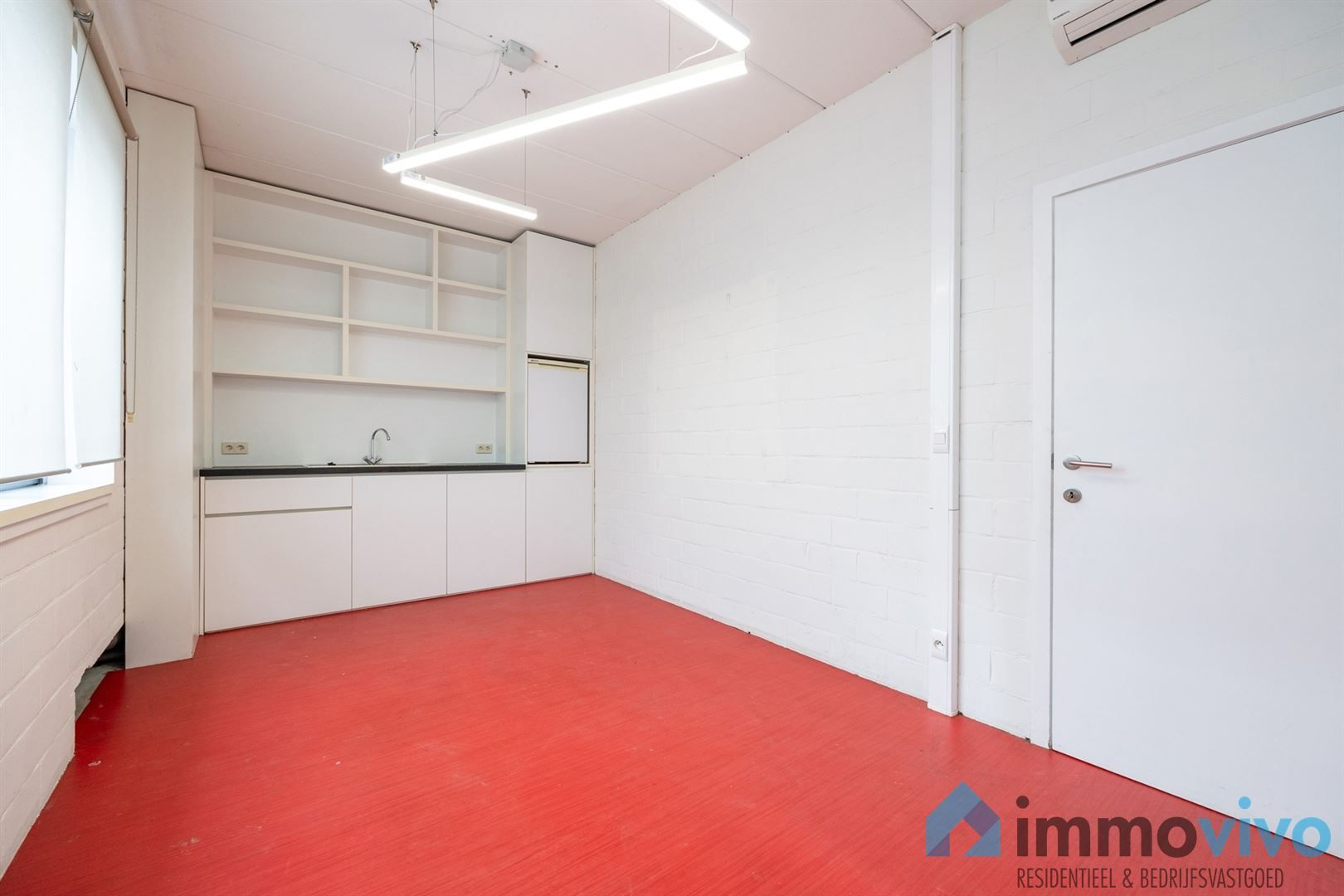 Instapklare KMO-unit van 400 m² met 160 m² kantoor en 5 pp. op toplocatie foto 19