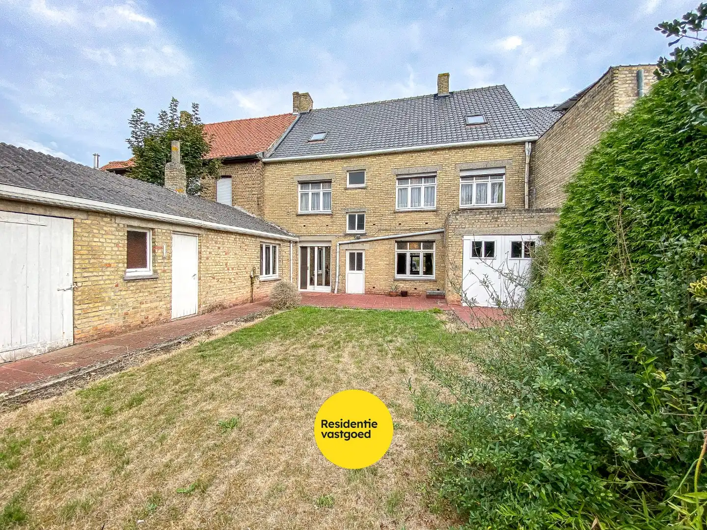 Zeer ruime te renoveren woning met statige gevel op 445 m² met zuid-west georiënteerde tuin. foto 3