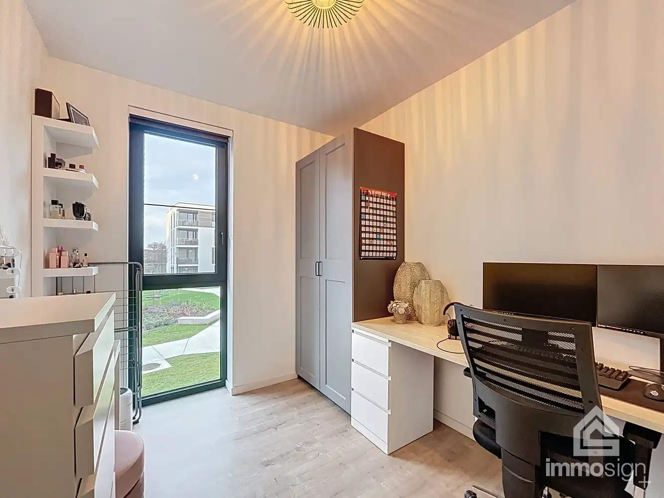 Modern appartement met twee slaapkamers op toplocatie in Bree centrum! foto 9