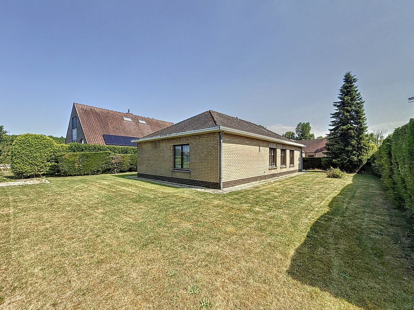 Hoofdfoto van de publicatie: Te renoveren vrijstaande bungalow nabij de jachthaven van Nieuwpoort.