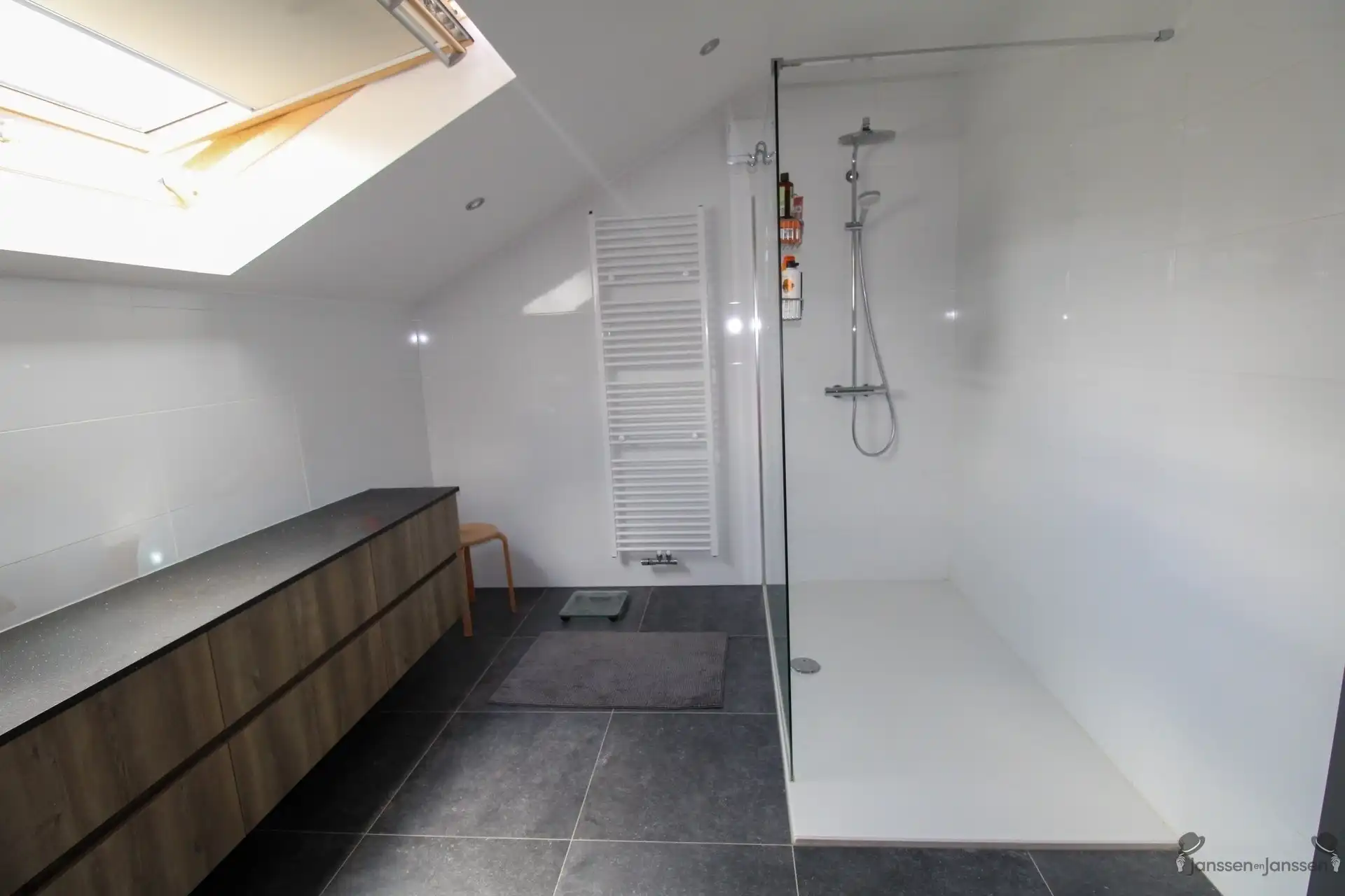 Ruime villa op perceel van 1000m², ideaal voor zelfstandige activiteit foto 18