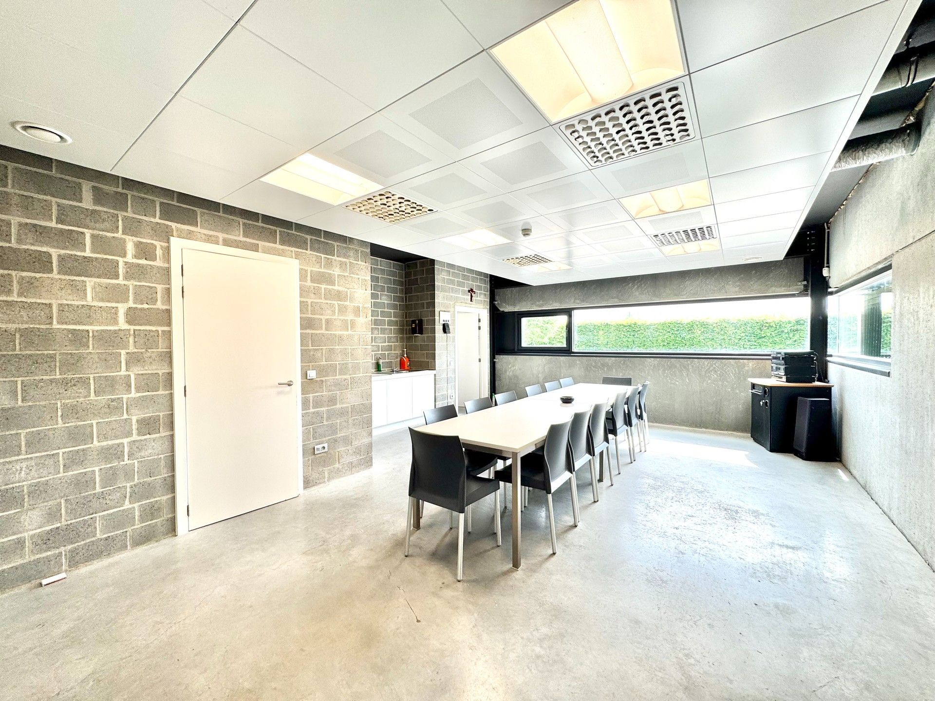 MAGAZIJN MET BURELEN IN KMO ZONE INDUSTRIE foto 17