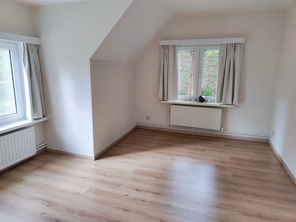 Villa in rustige straat foto 18