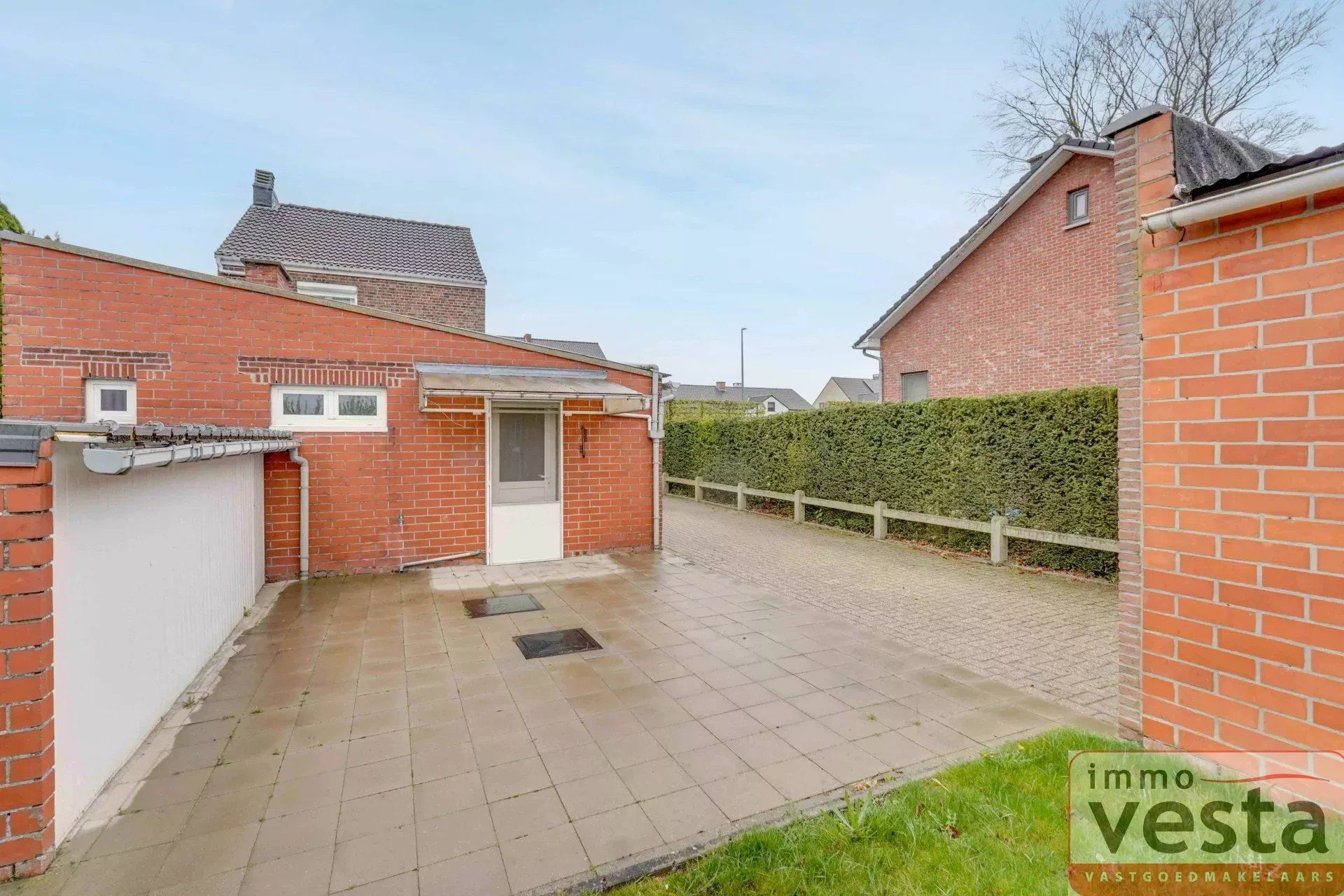 Landelijke woning met met mogelijkheid tot 4 slaapkamer, garage, tuin en toegang via achtergelegen weg. foto 22