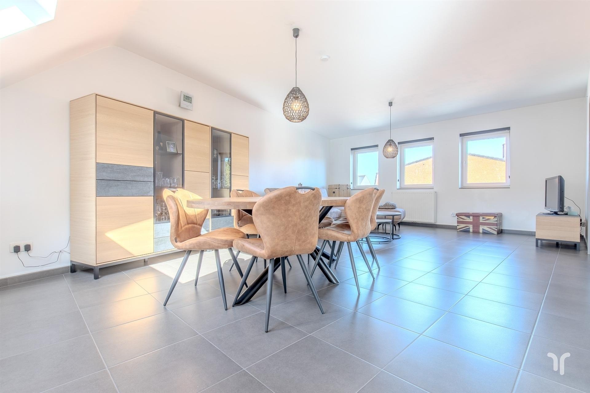Ruim duplexappartement met 3 slaapkamers en 2 badkamers. foto 2