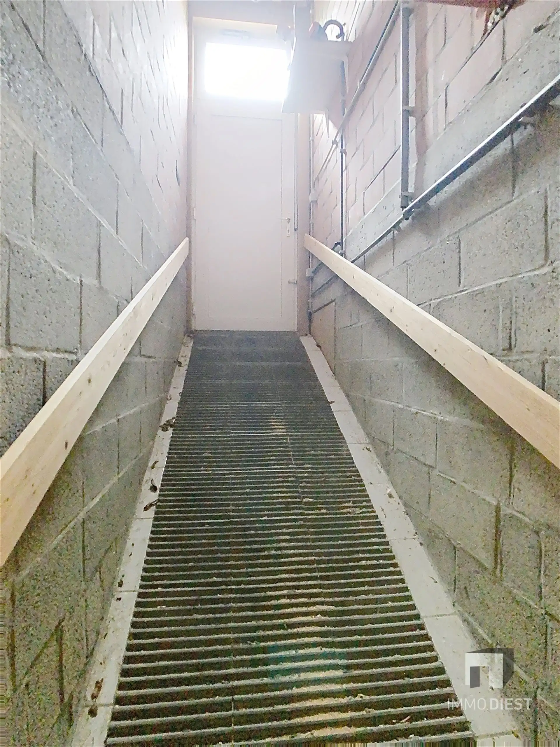 Energiezuinige en prima onderhouden gezinswoning met 4/5 slaapkamers en zwembad op 10 are. foto 47