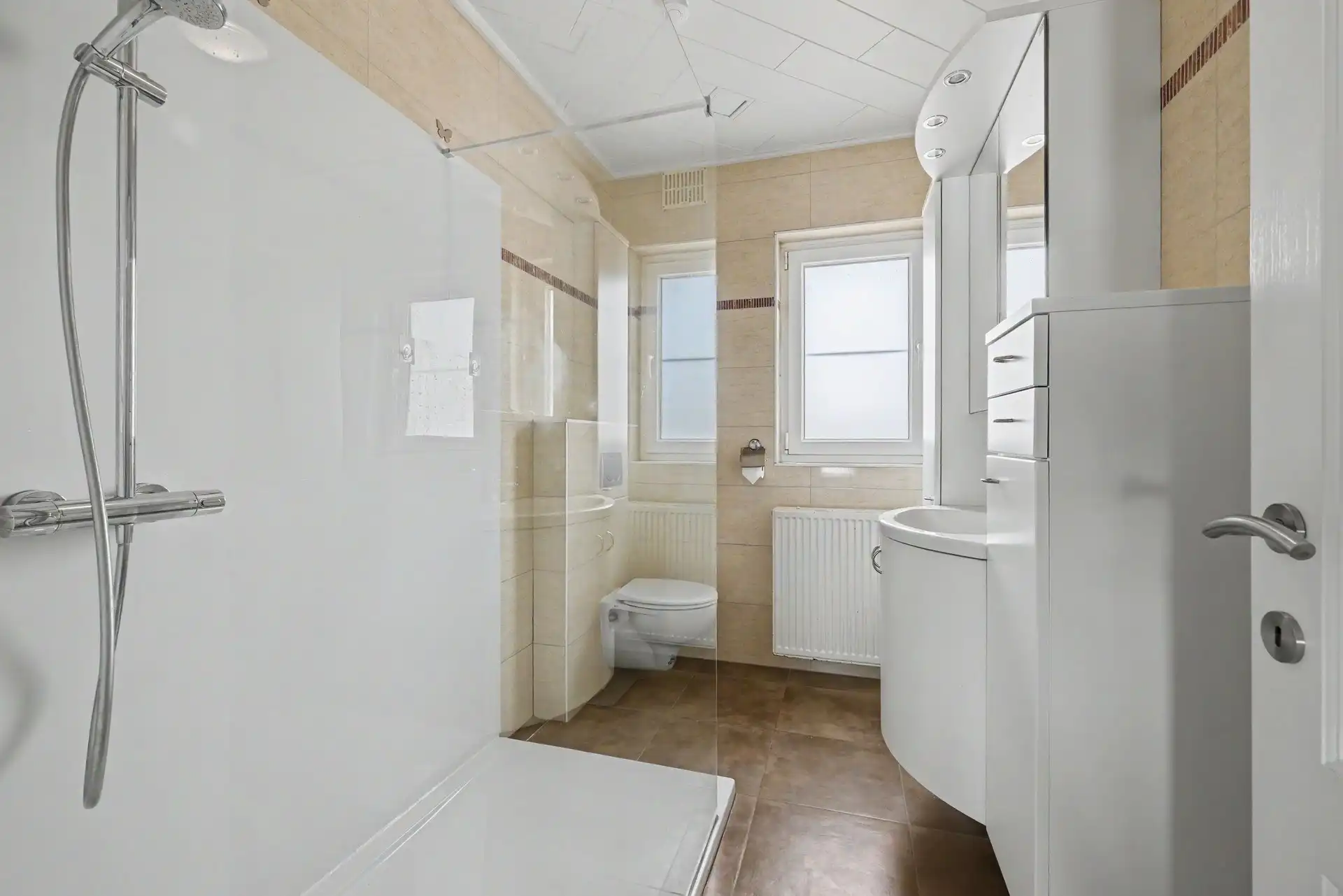 Goed gelegen halfopen bebouwing met ruime oprit, 3 slaapkamers en tuin foto 15