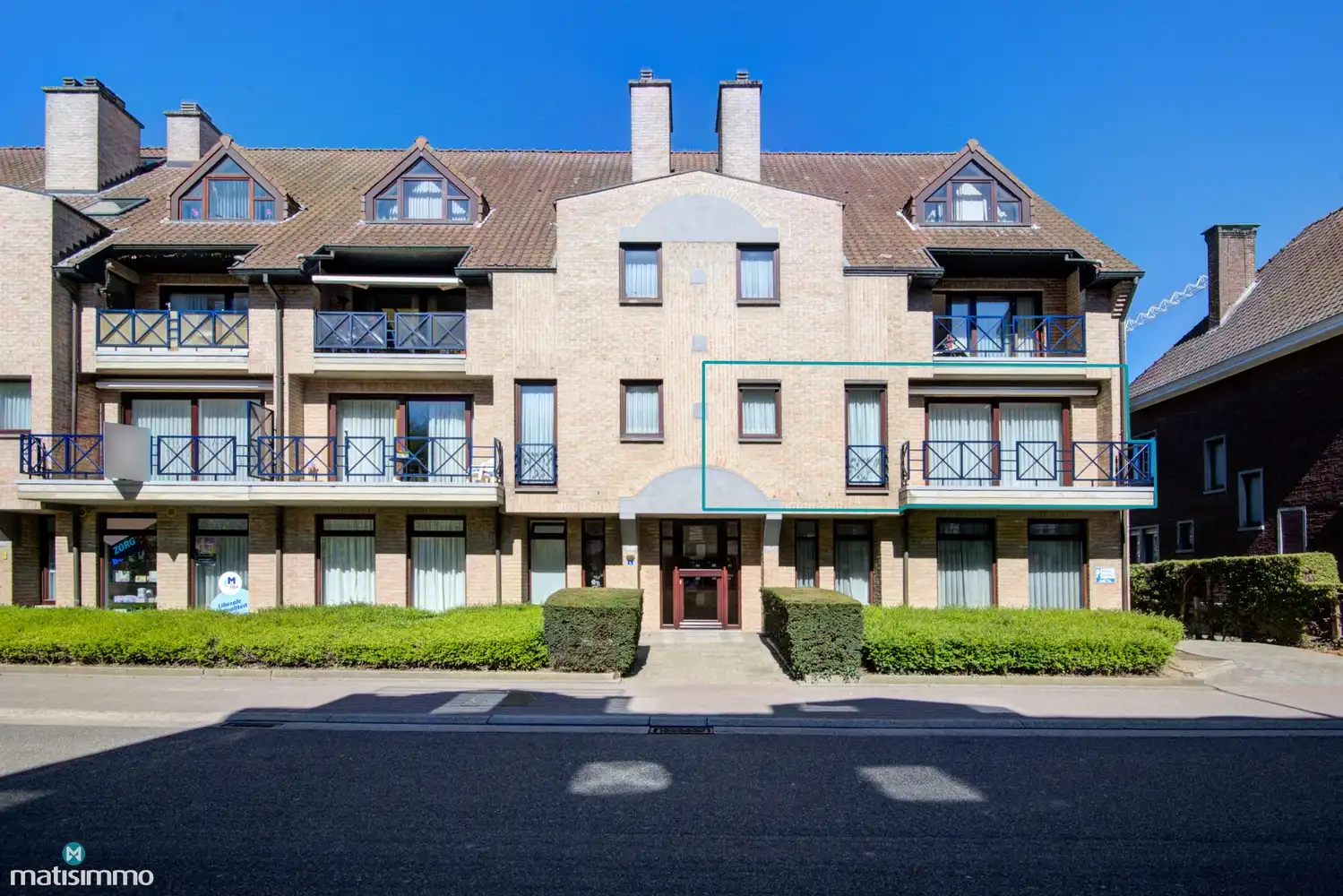 RUIM APPARTEMENT MET 2 SLAAPKAMERS, 2 TERRASSEN, KELDERBERGING EN ONDERGRONDSE AUTOSTAANPLAATS IN BILZEN-CENTRUM foto {{pictureIndex}}